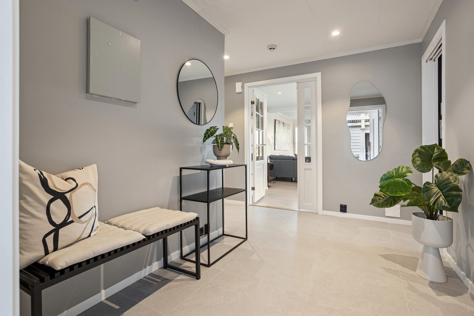 Velkommen inn i en lys og innbydende hall! Galleribilde