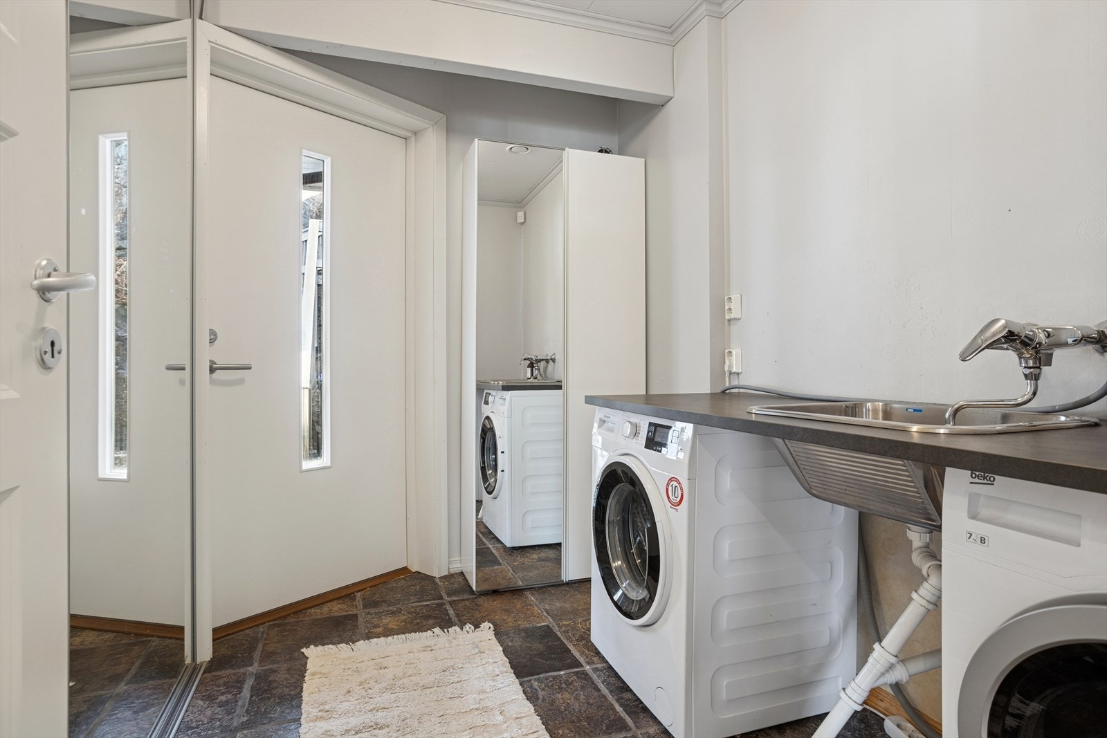 Praktisk separat vaskerom - Utstyrt med vaskekum og opplegg for vaskemaskin - Svært praktisk med egen ytterdør! Galleribilde