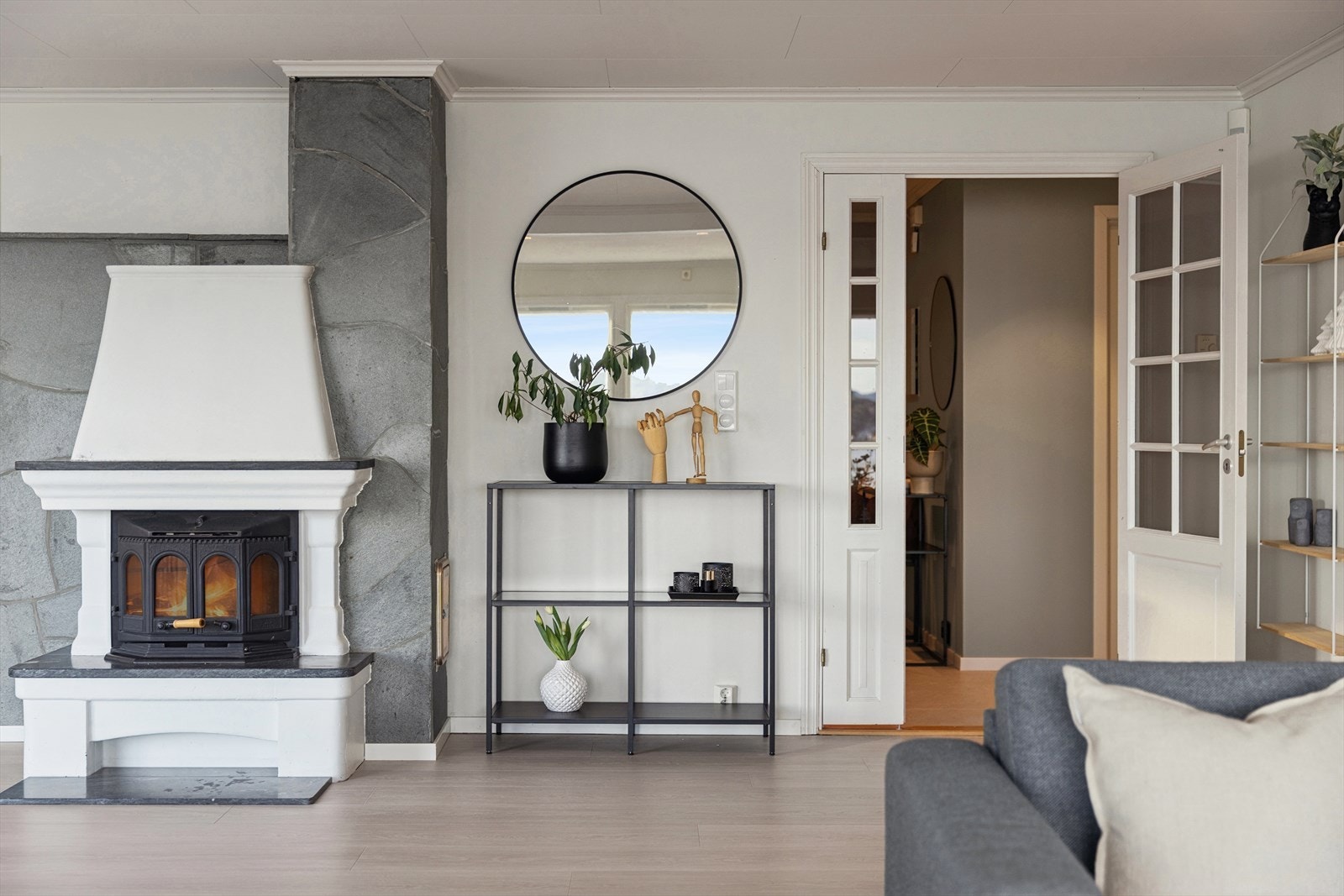 Velkommen inn! Stuen er utstyrt med en stor og flott vedovn Galleribilde