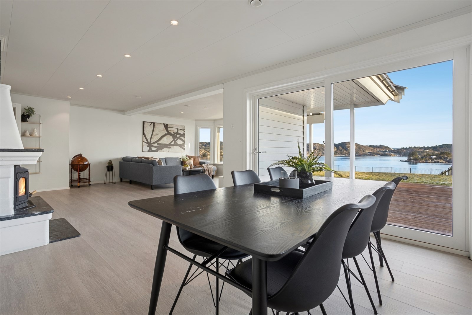 I stuen er det god plass til å innrede med både sofakrok- og spiseplass Galleribilde