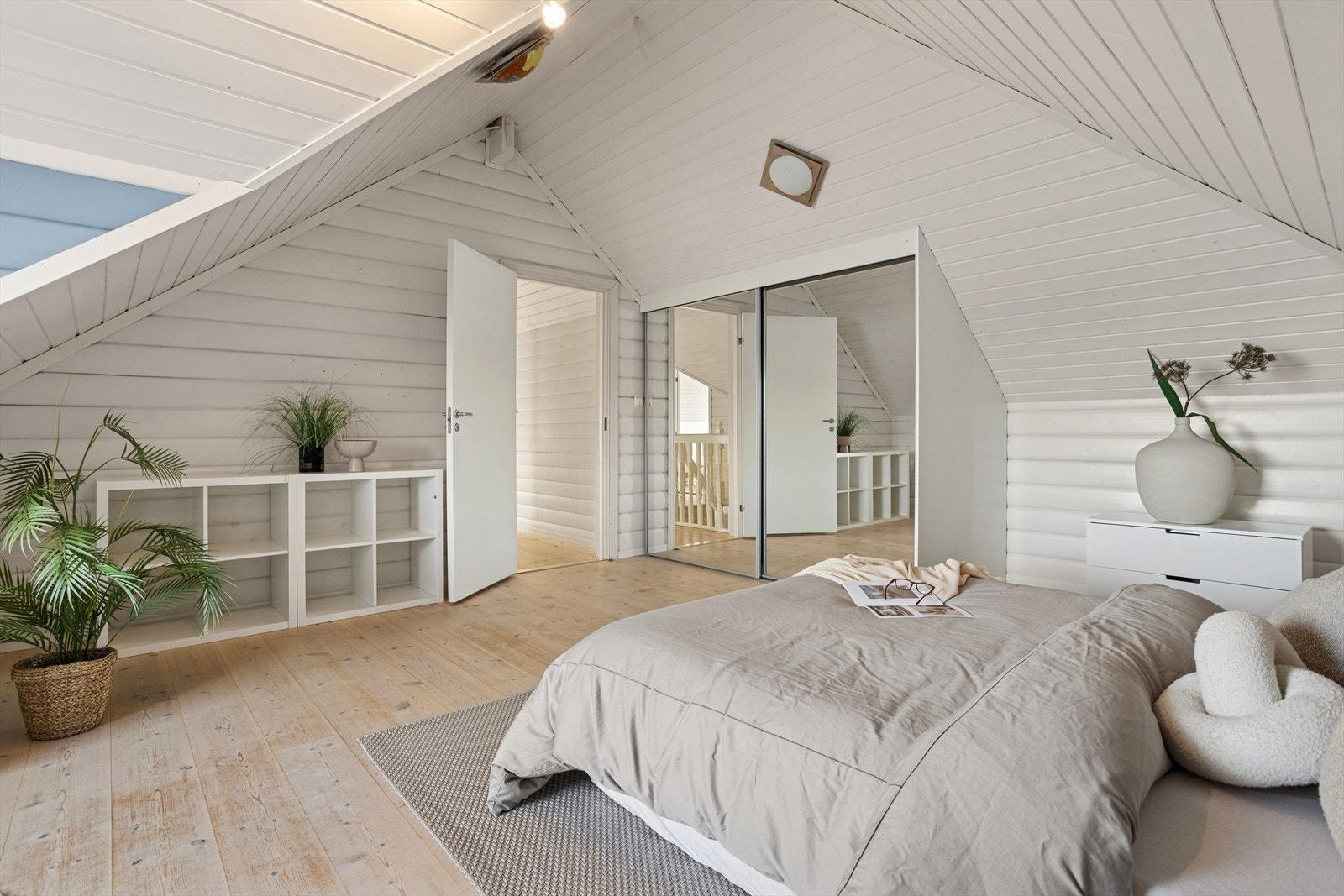 Rommet er utstyrt med skyvedørsgarderobe, har svært god takhøyde, og ellers plass til både seng og øvrige møbler Galleribilde