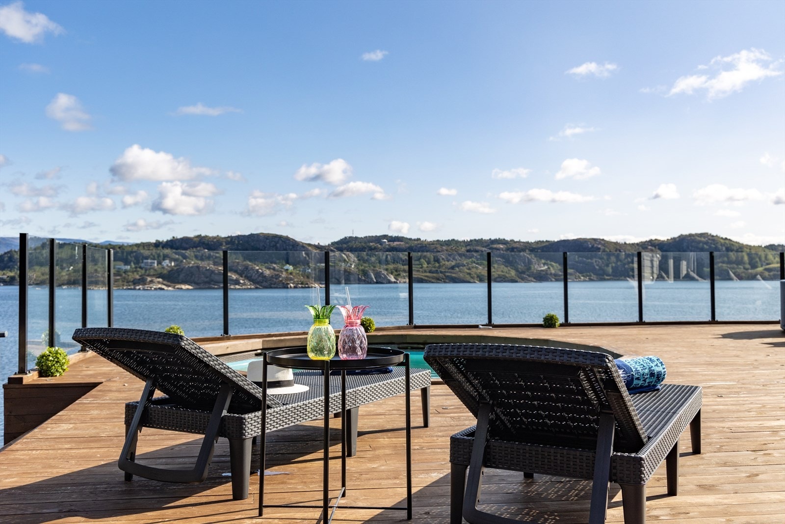 Her sitter man helt usjenert til, uten noe innsyn fra naboer! Galleribilde