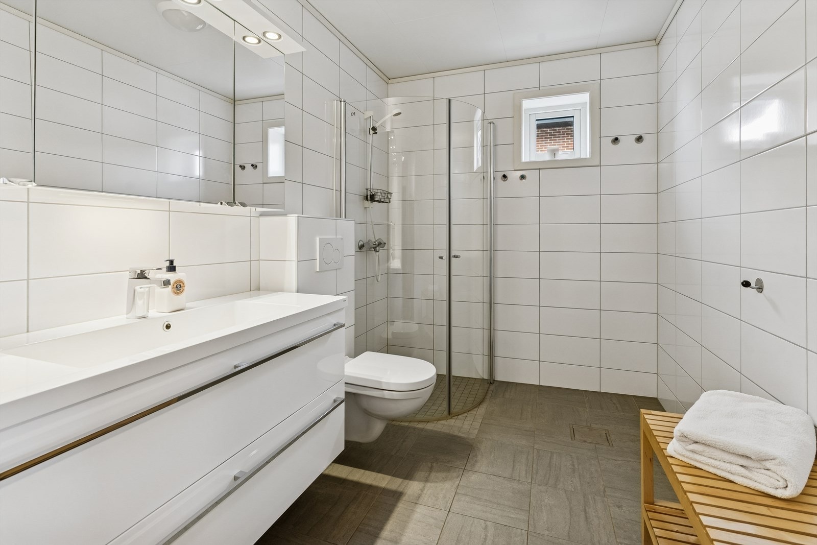 Lekkert bad med varmekabler i gulv Galleribilde