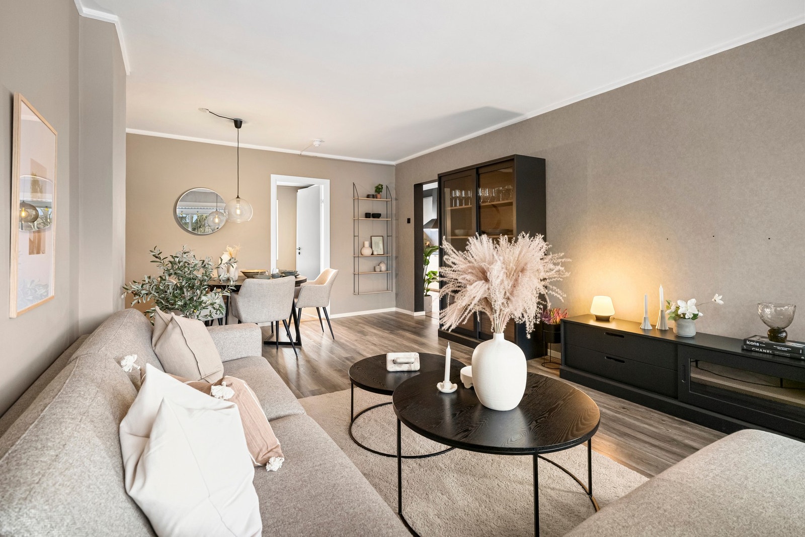 Leiligheten er malt i tidsriktige farger og fremstår lys og innbydende. Galleribilde