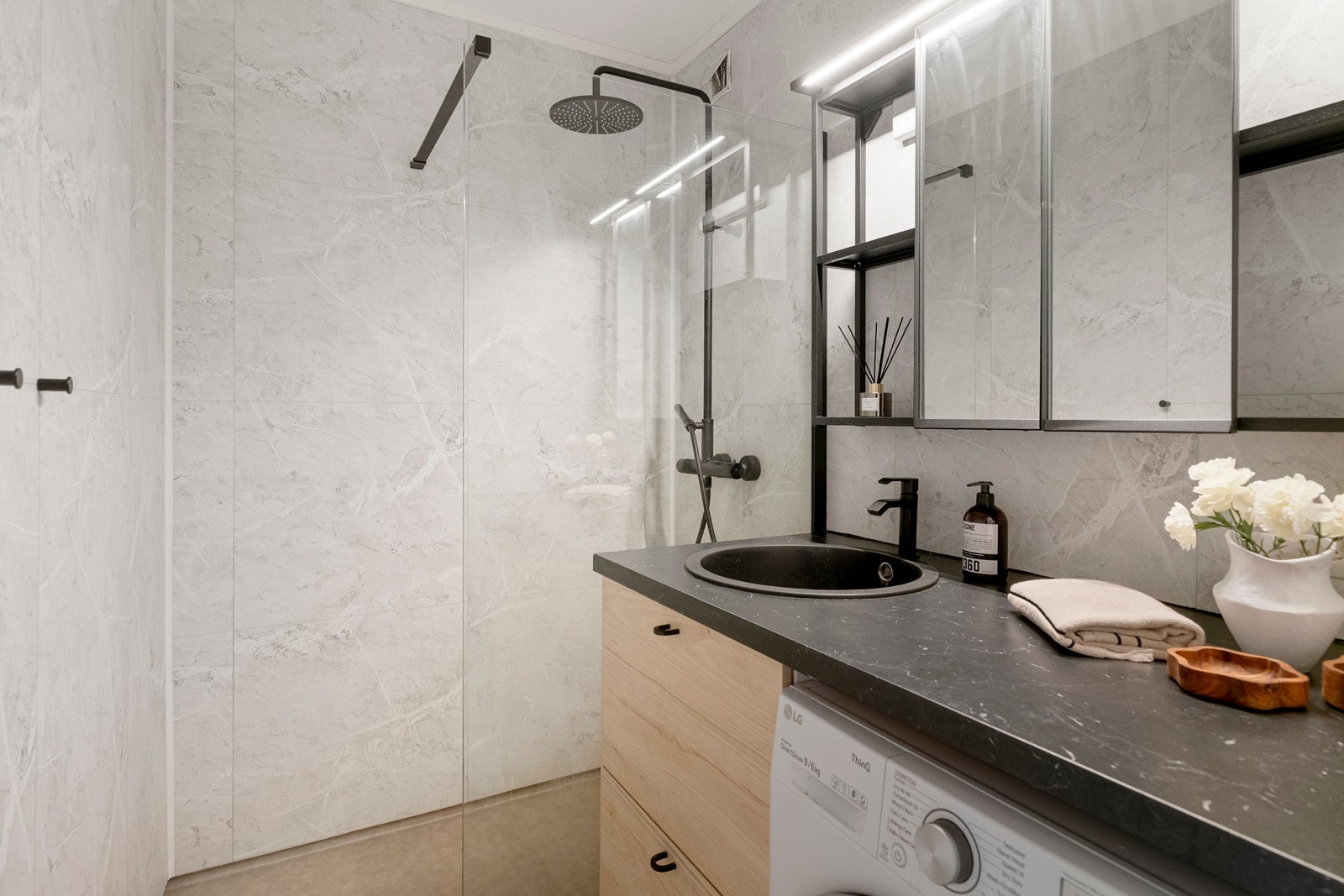 Badet er oppusset i 2021 av fagfolk. Veggene har baderomsplater og gulvet har vinylbelegg. Galleribilde