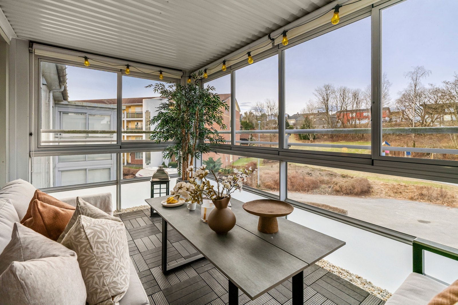 Vestvendt, innglasset balkong hvor man kan nyte gode solforhold. Vinduene kan skyves helt opp på varme dager. Galleribilde