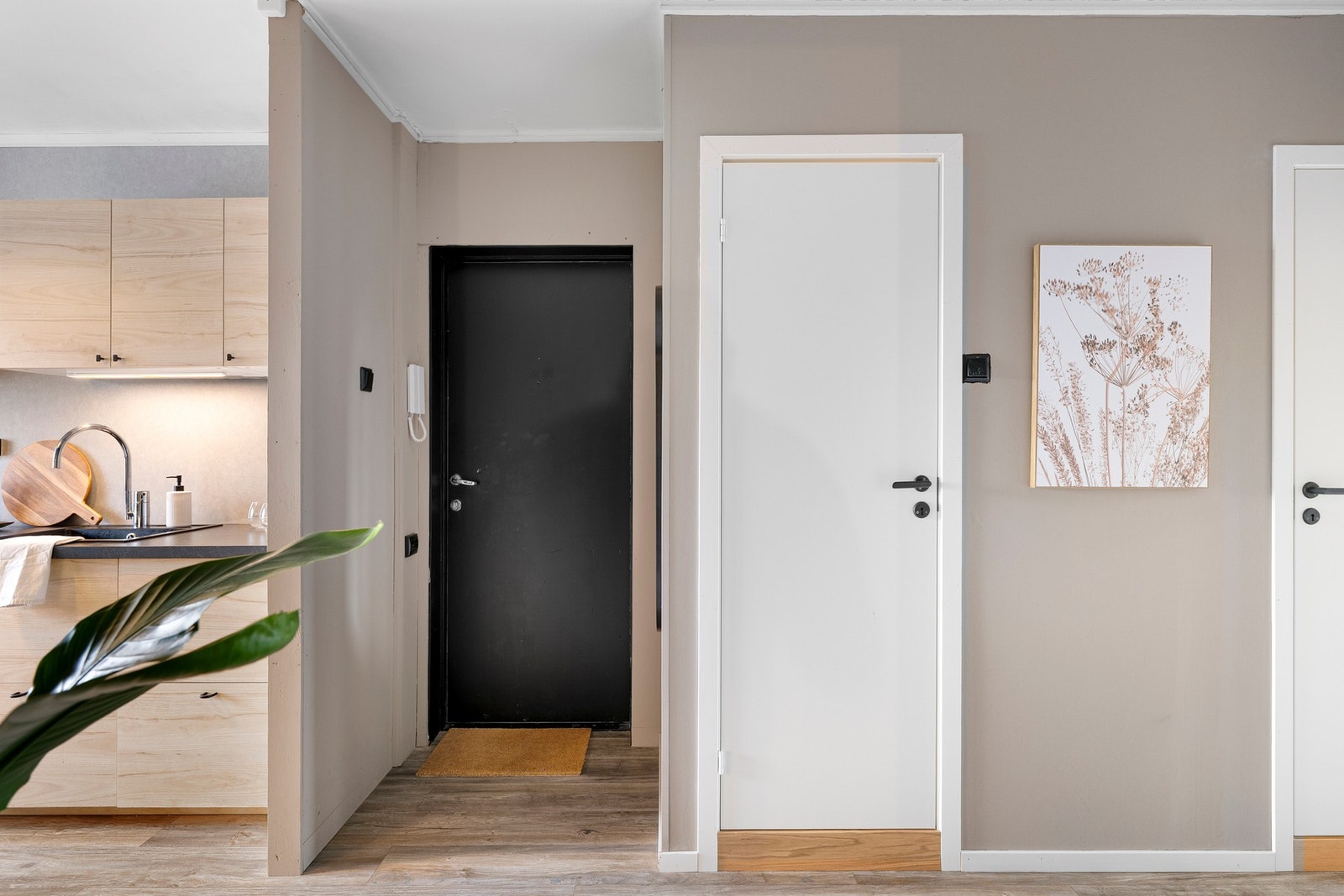 Fra gang finner man bad og to soverom. Galleribilde