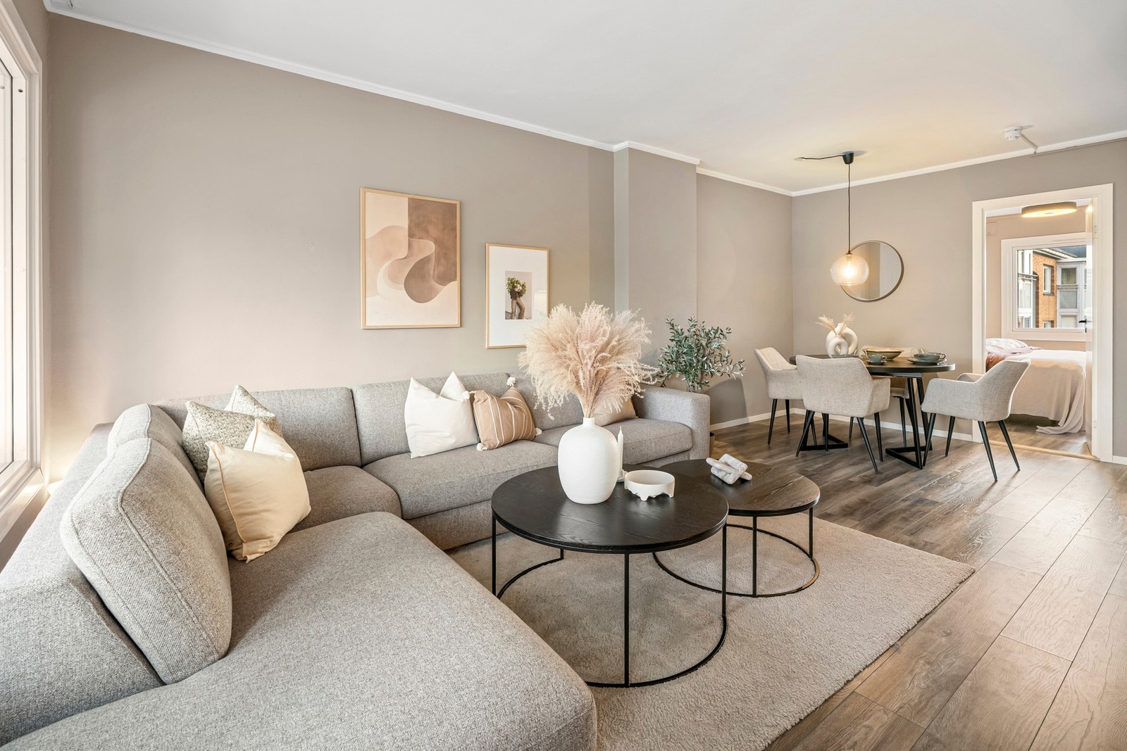 Bygningen er oppført i 1960 og består av boligbygg med flere boenheter. Leiligheten ligger i 3 etg, er oppusset i perioden 2016-2025 og holder en gjennomgående god standard. Galleribilde