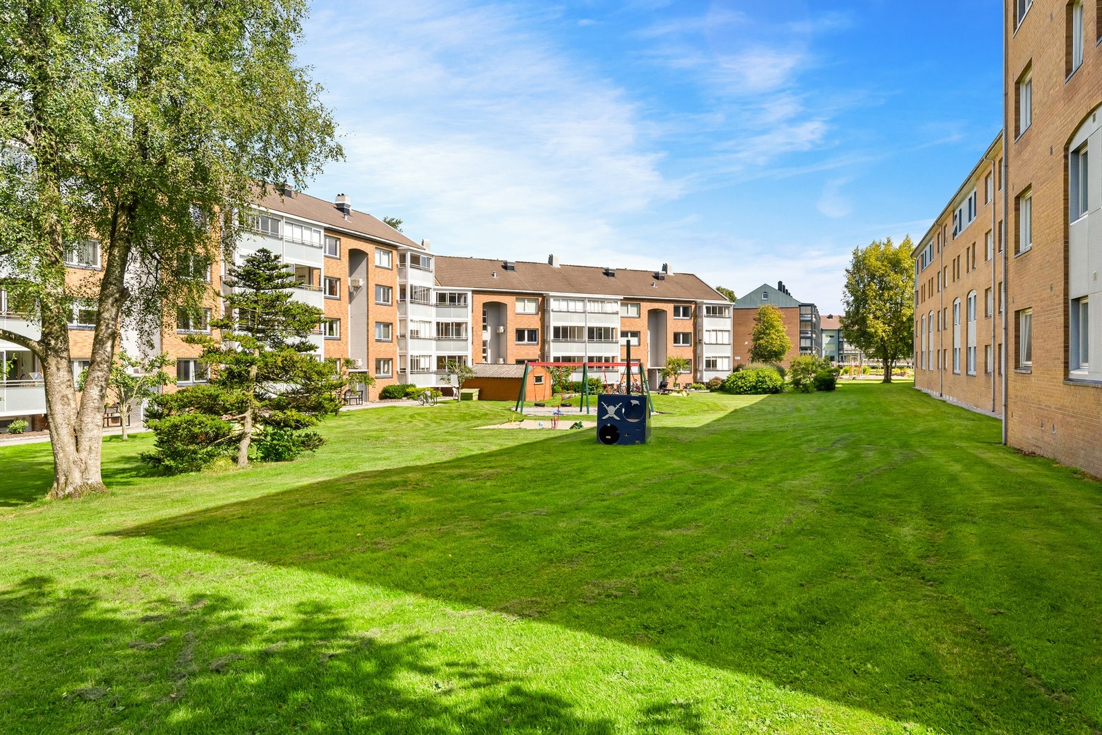 Tomt er felles for borettslaget og er pent opparbeidet med grøntareal, sitteplasser, grillplass og lekeplasser. Galleribilde