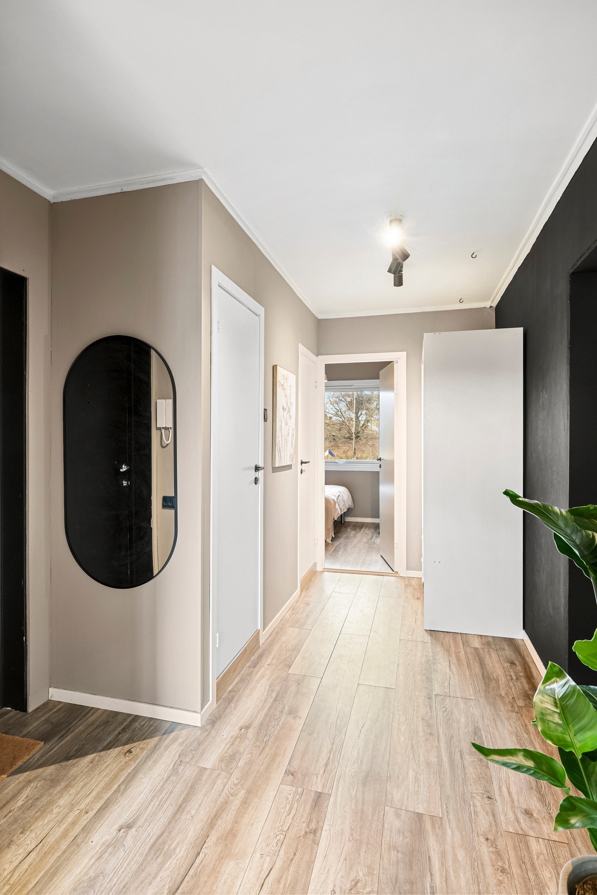 Velkommen inn! Entreen er innbydende og har et garderobeskap for oppbevaring. Galleribilde