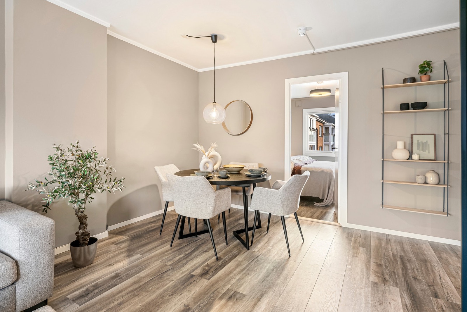 Kjekk planløsning som er enkel å innrede etter behov. Leiligheten er totalt på 72 kvm med innglasset balkong. Galleribilde