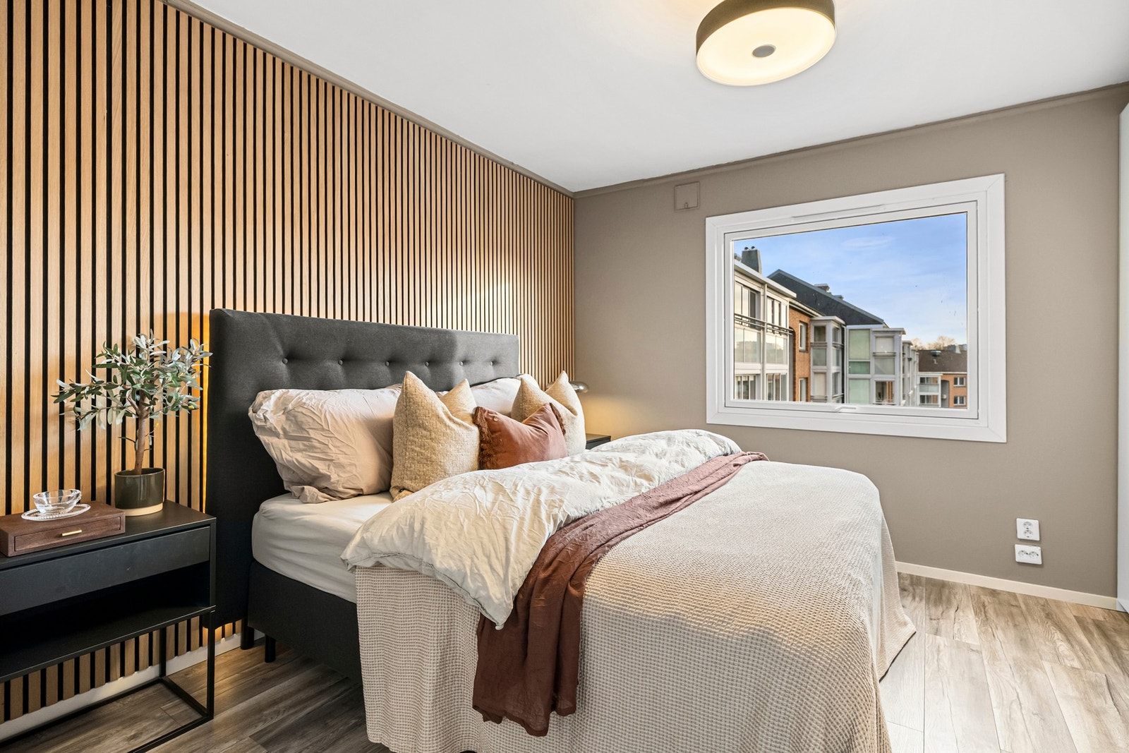 Hovedsoverom er av god størrelse med garderobeskap. Galleribilde