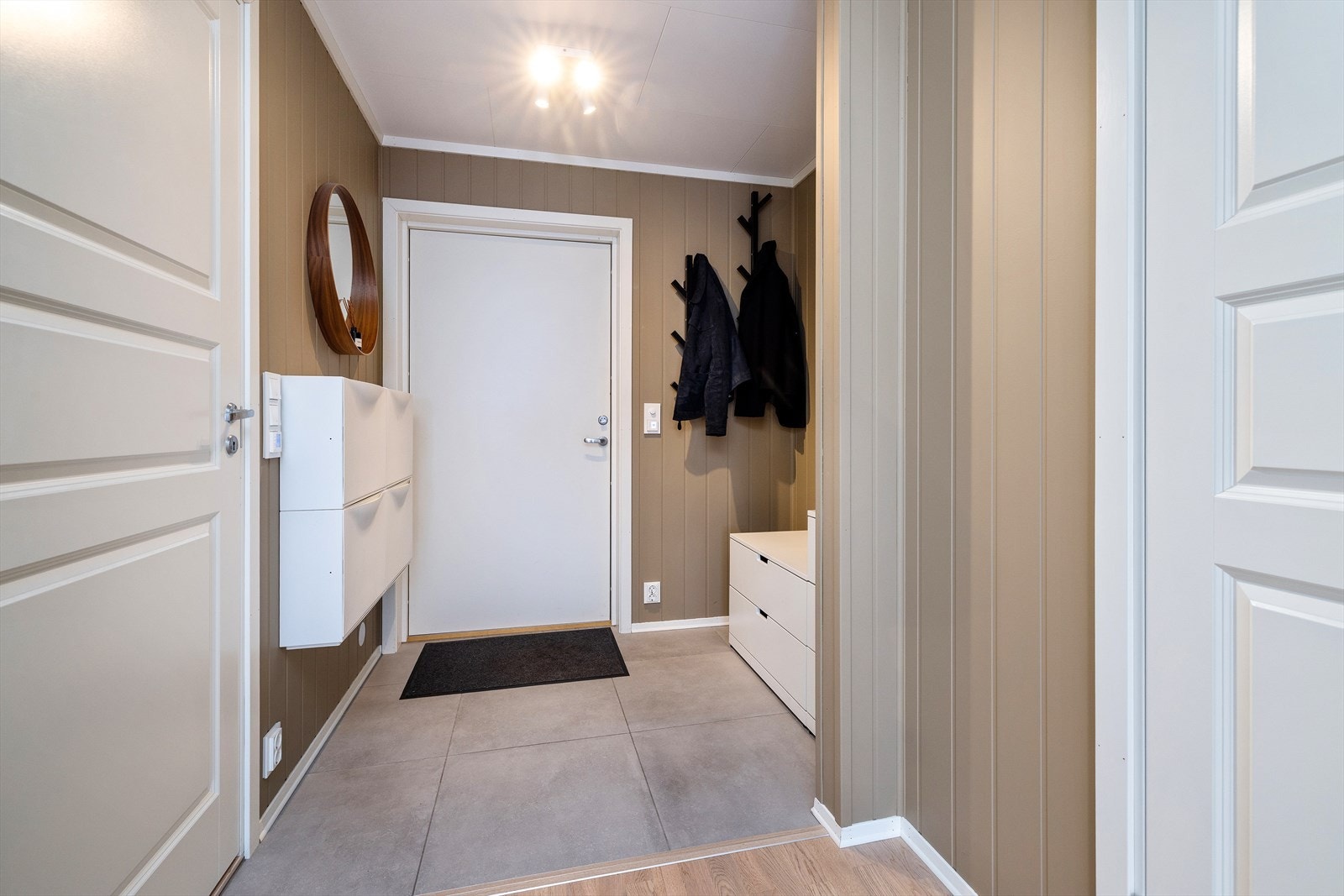 God plass for å henge av seg tøy og sette fra seg sko Galleribilde