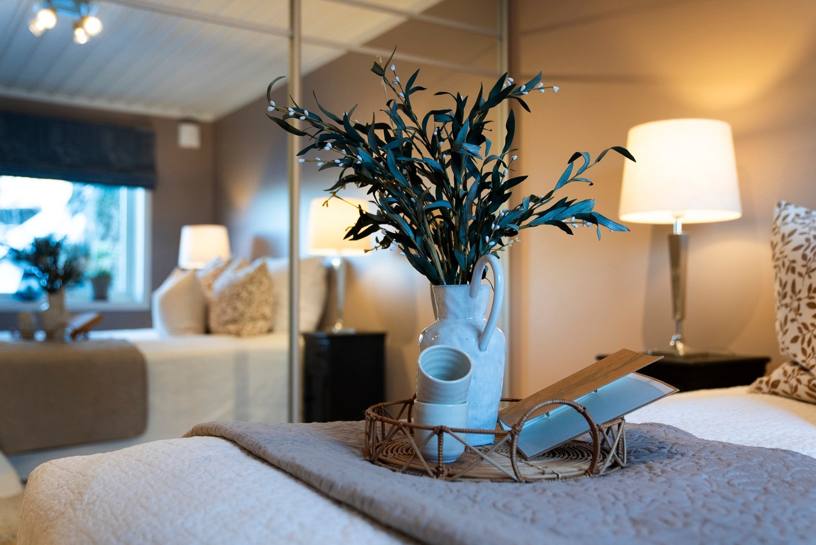 Gjennomført og rolig stil på soverommet, med duse farger og fine teksturer. Galleribilde