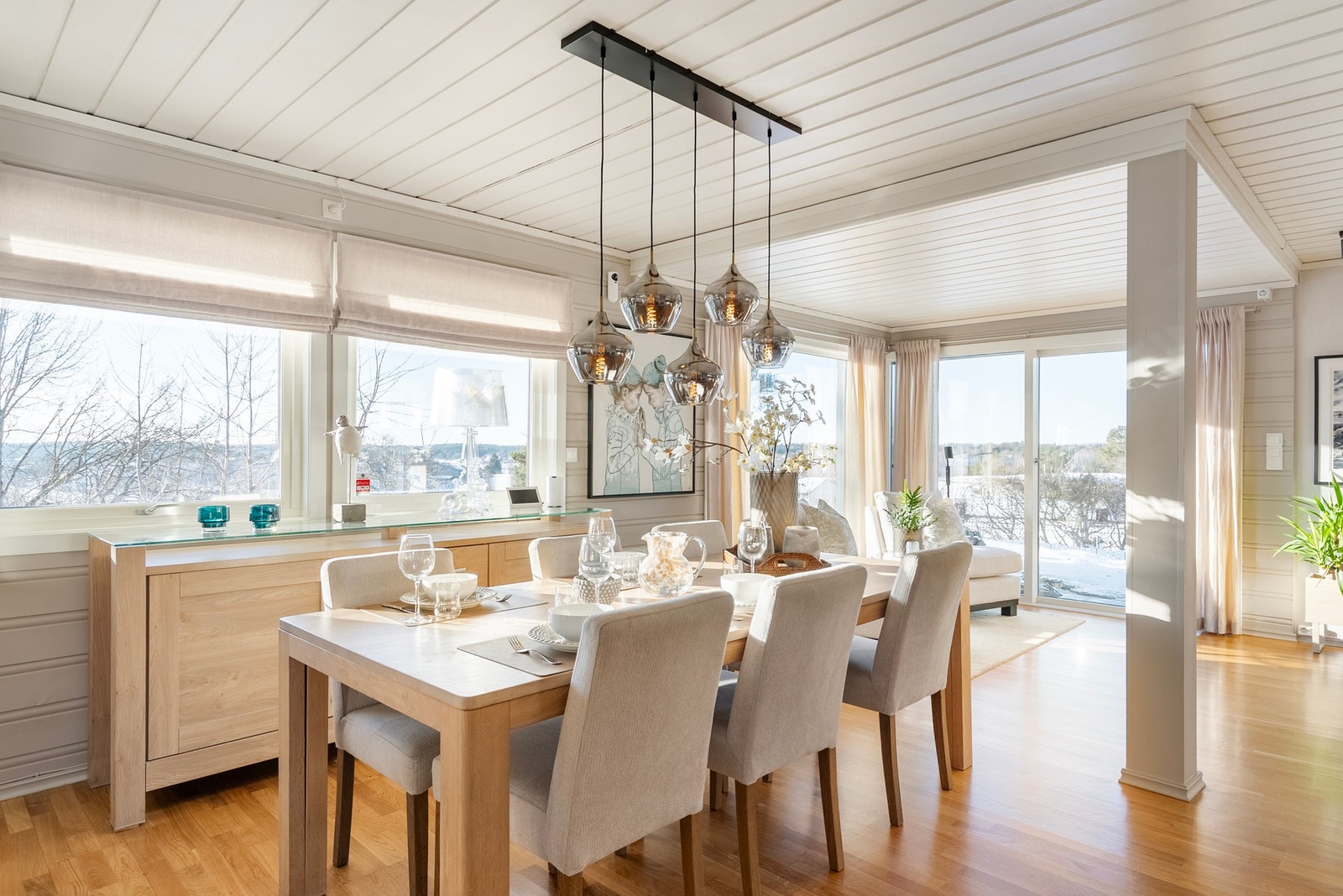 Spisestue med vakker utsikt og godt lysinnslipp. Klassiske detaljer og tidløse materialvalg skaper en lun og stilfull atmosfære. Galleribilde