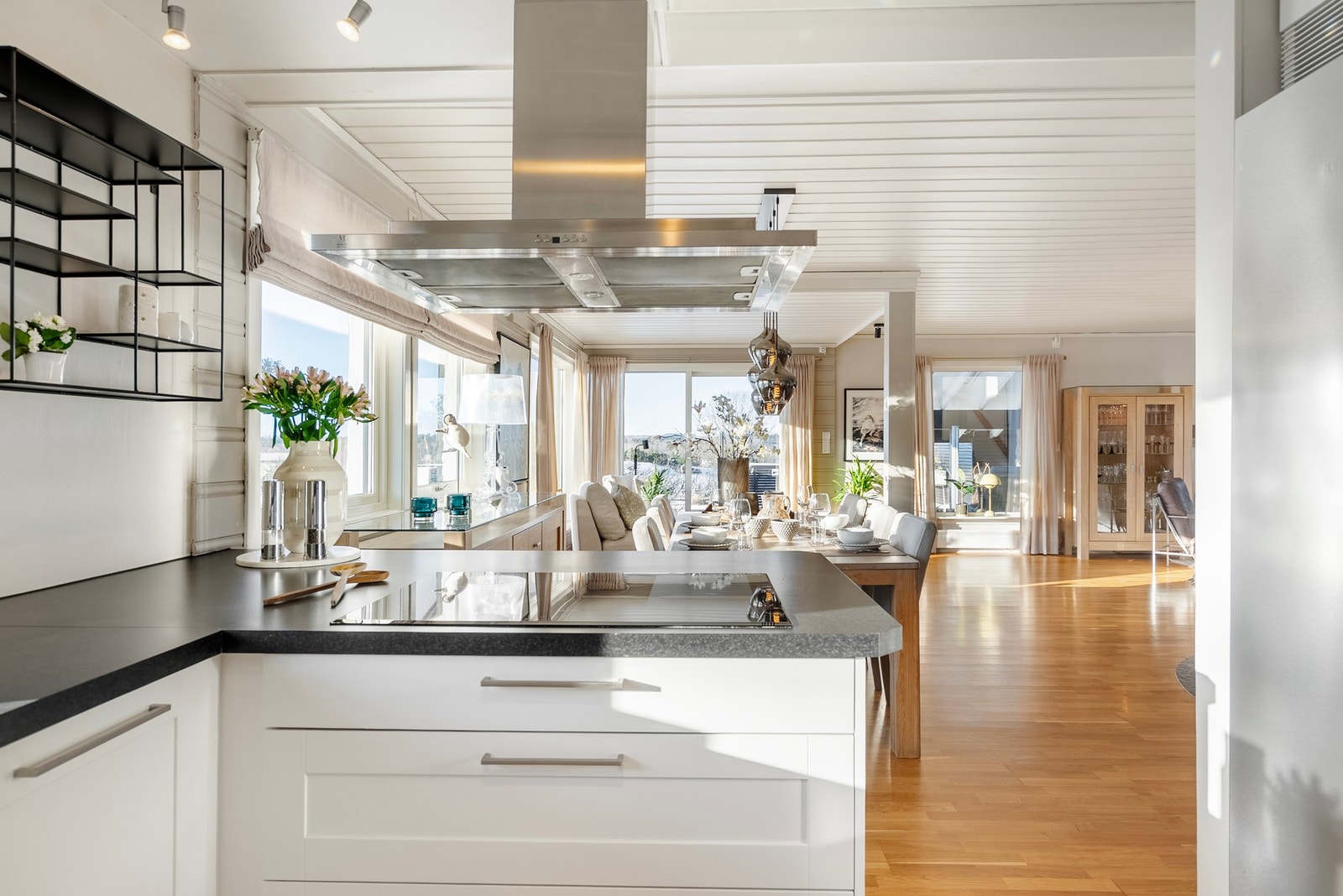 Åpen og gjennomgående planløsning med flott lys og utsikt. Galleribilde