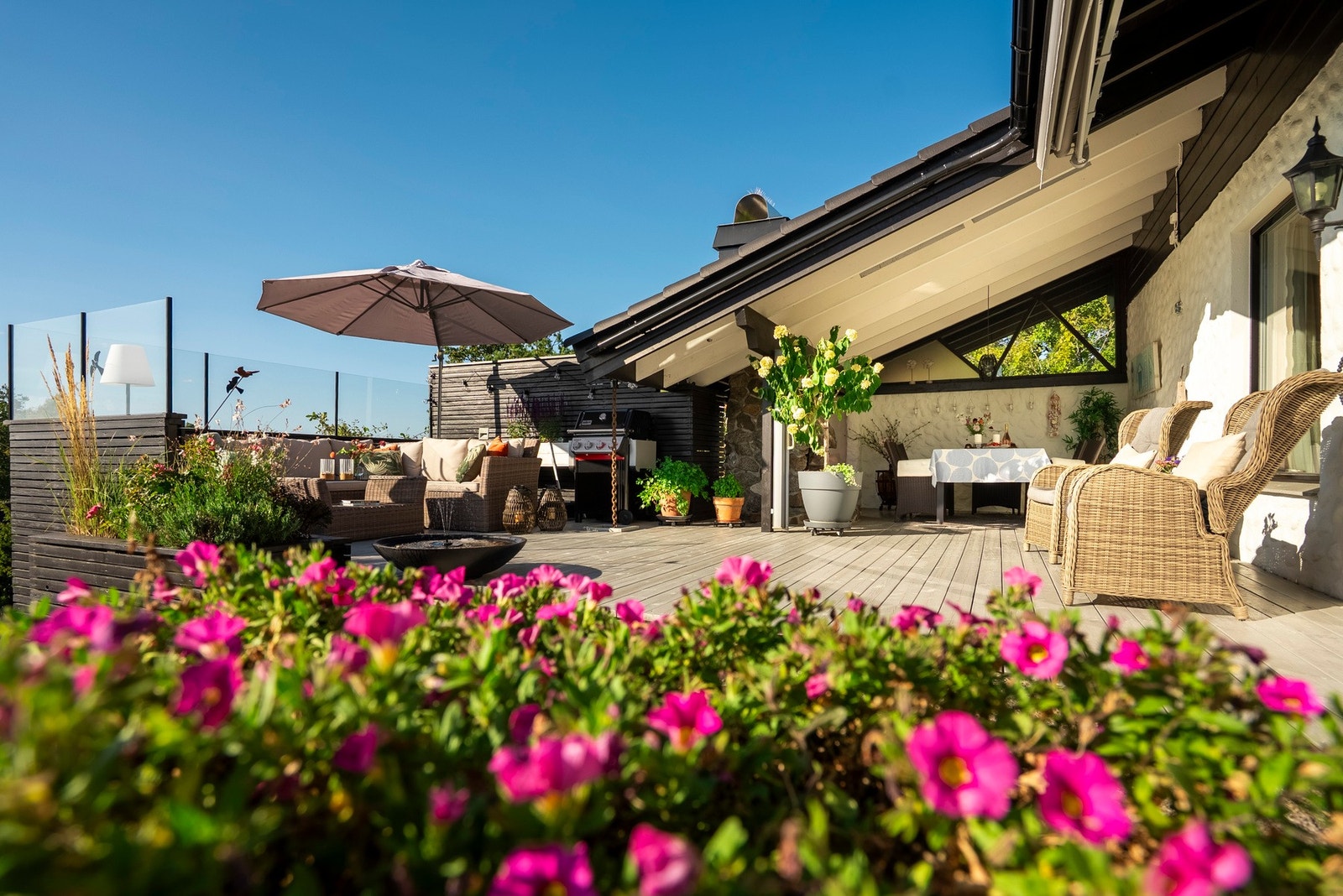 Her er det god plass til både avslapping, grilling og større sosiale lag. En helelektrisk markise forlenger den overbygde delen og dekker over store deler av terrassen. Galleribilde