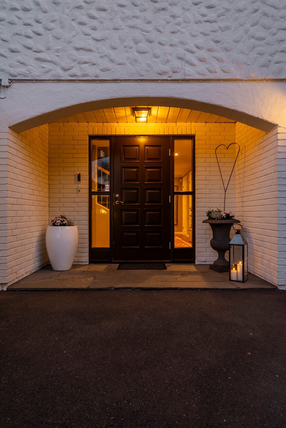 Et varmt og innbydende inngangsparti ønsker deg velkommen hjem - med overbygg, belysning og koselige detaljer. Galleribilde