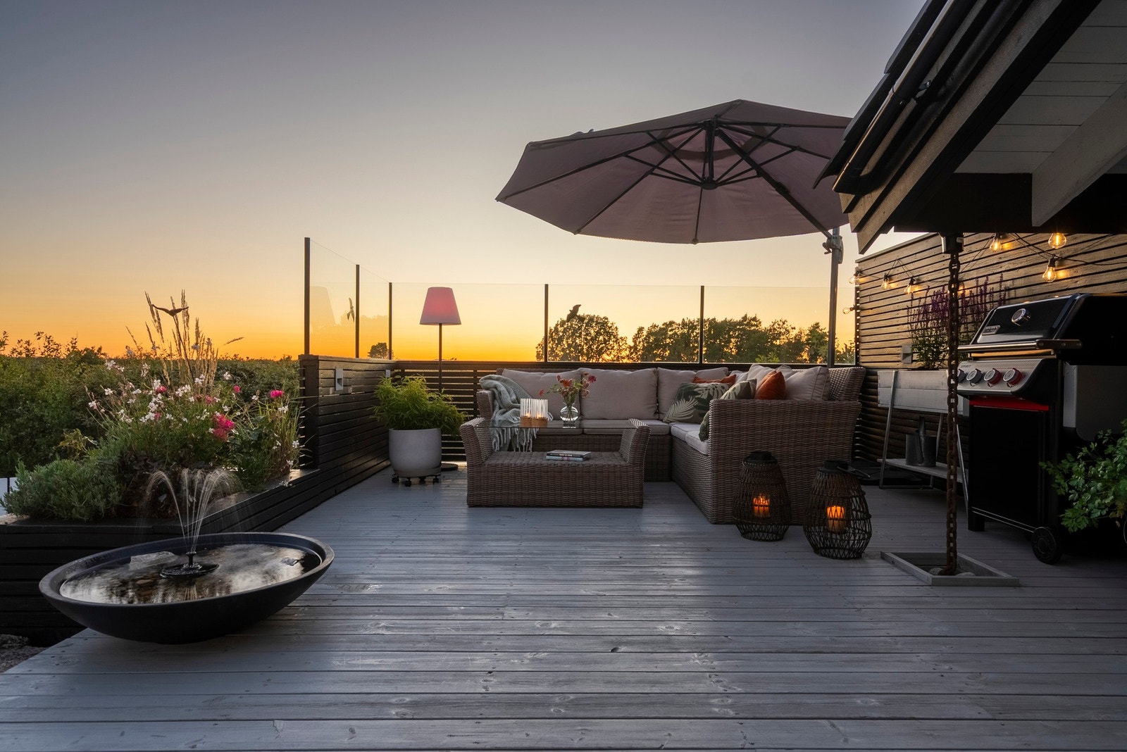 Eksklusiv terrasse med fantastisk utsikt og optimale solforhold. Denne skjermede uteplassen er en del av boligens totalt 132 kvm terrasse- og balkongareal, og gir deg perfekte rammer for både rolige kvelder og sosiale sammenkomster. Galleribilde