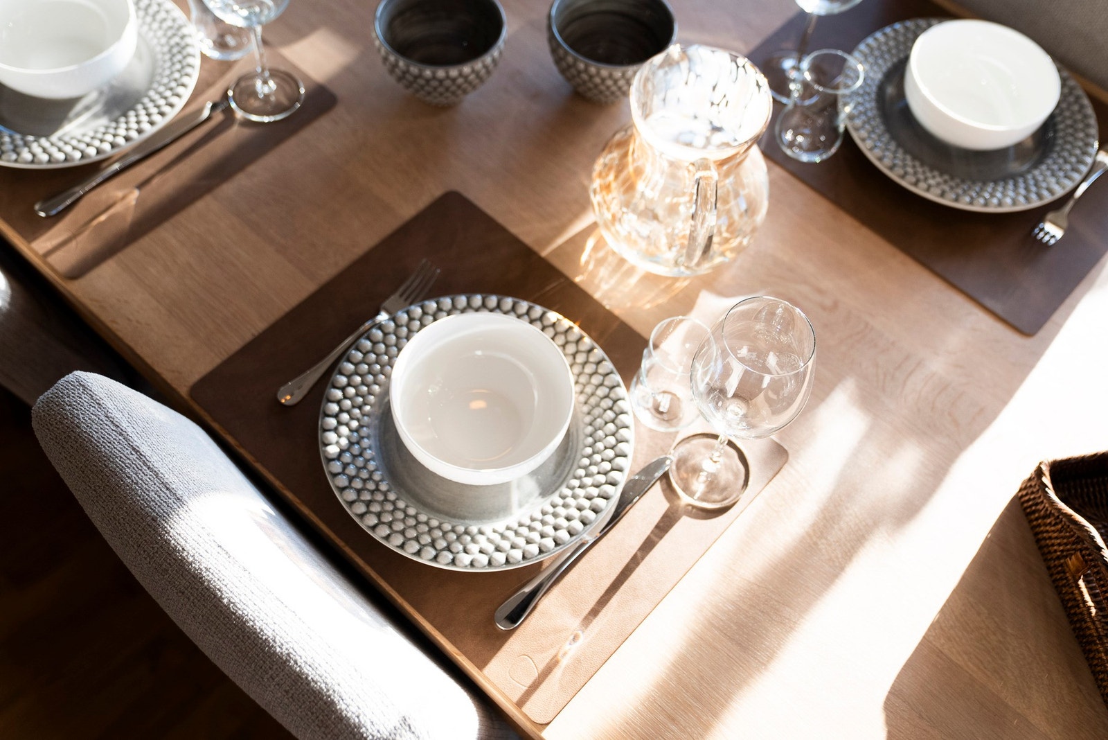 Smakfull borddekking i solrik og hyggelig spiseplass. Galleribilde