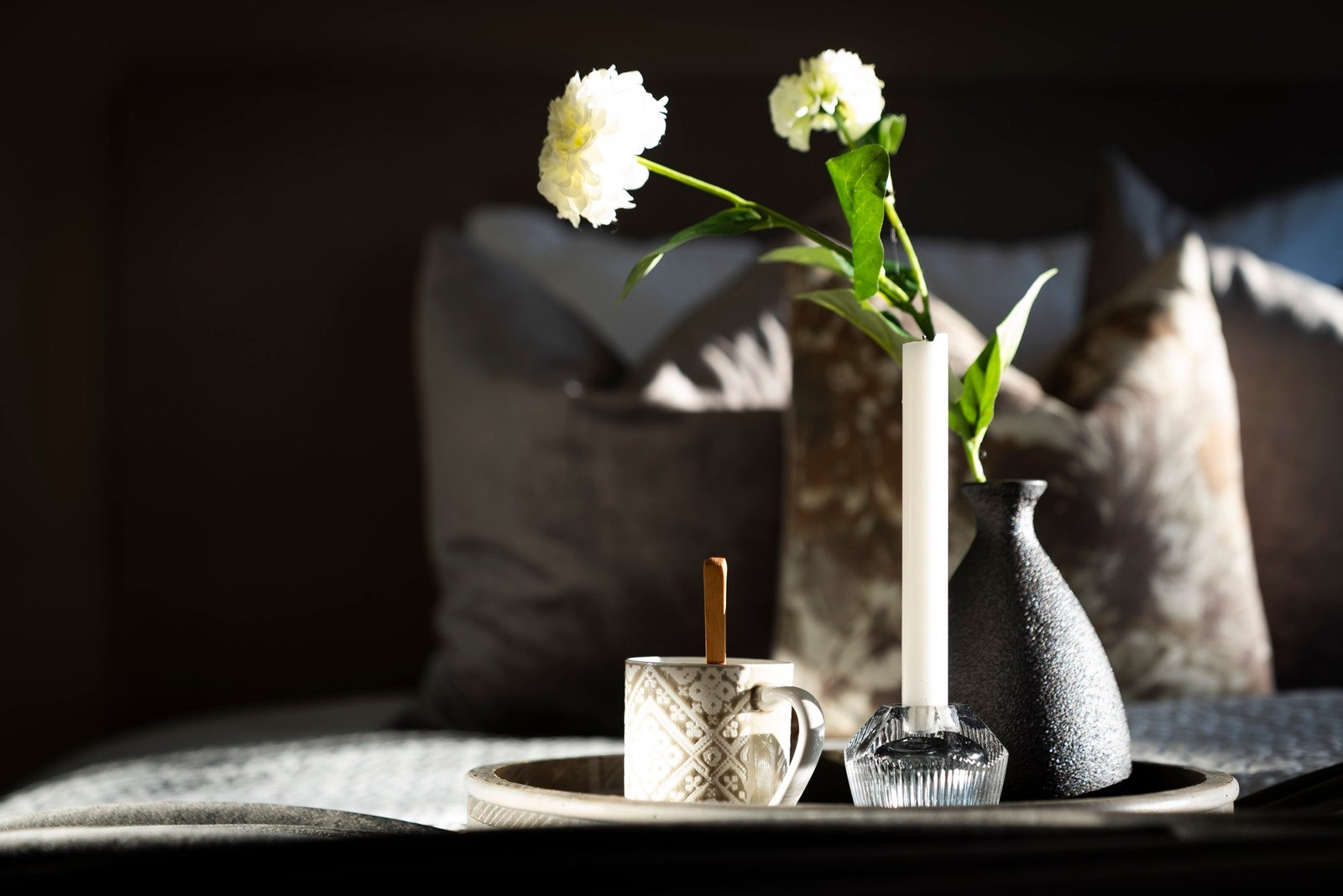 En stille sone i boligen - perfekt for ro og hvile. Detaljene er gjennomførte også på soverommet - her er det tilrettelagt for komfort og velvære. Galleribilde