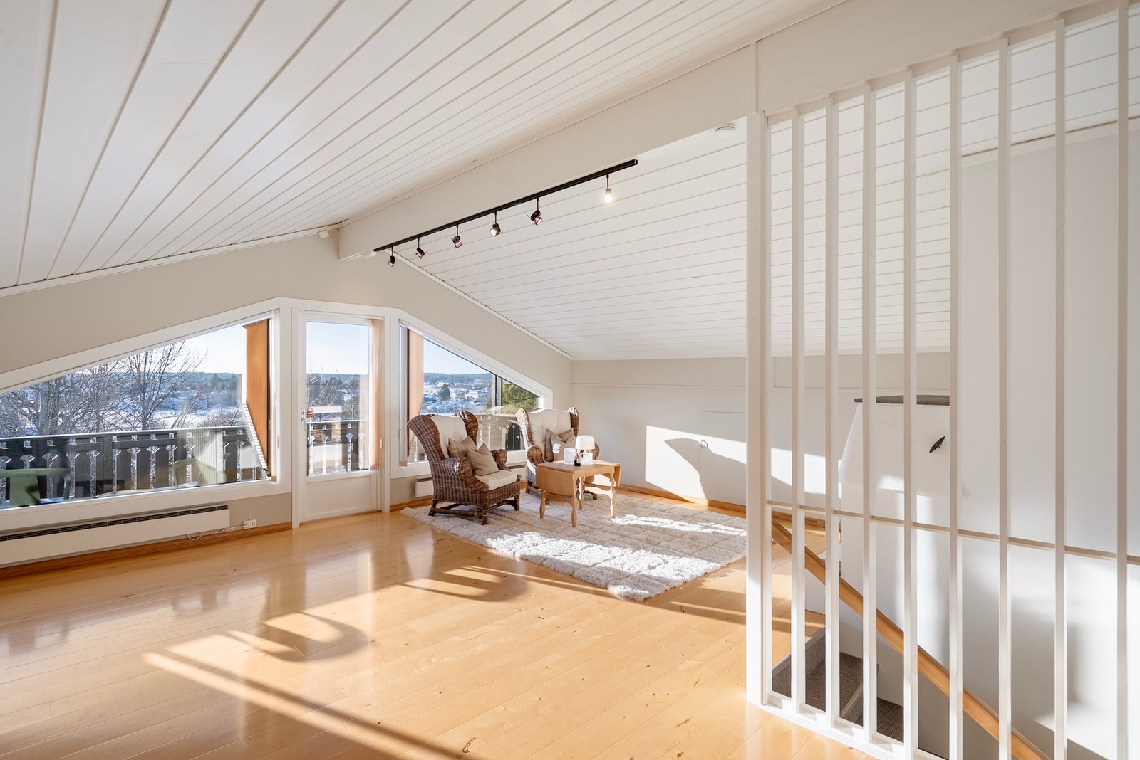 Stuen på loftet har en åpen og luftig atmosfære med store vindusflater og utsyn mot grøntområder. Her får du et ekstra oppholdsrom med mange muligheter. Galleribilde