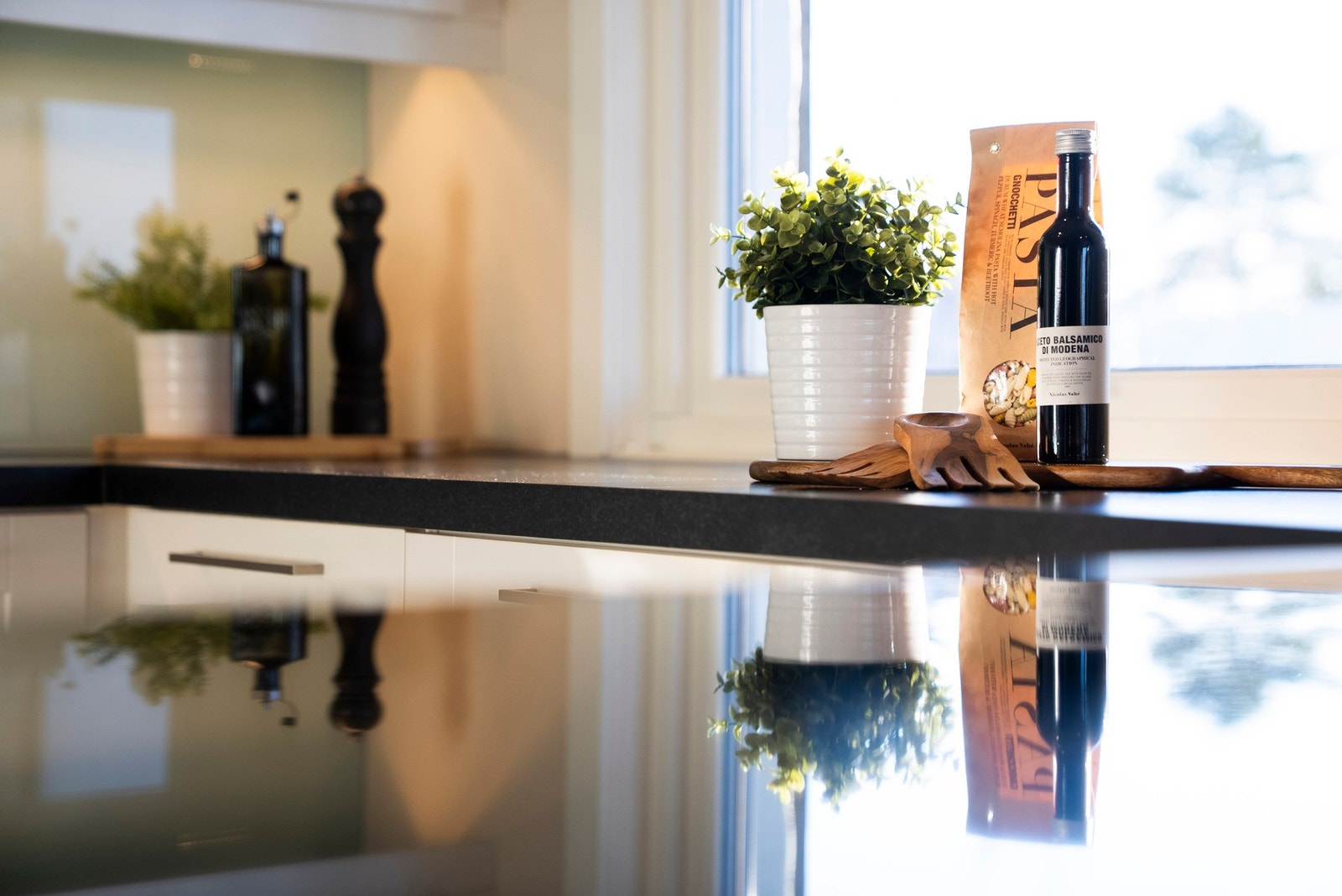 Delikat kjøkken med stilrene detaljer og gode arbeidsflater. Galleribilde