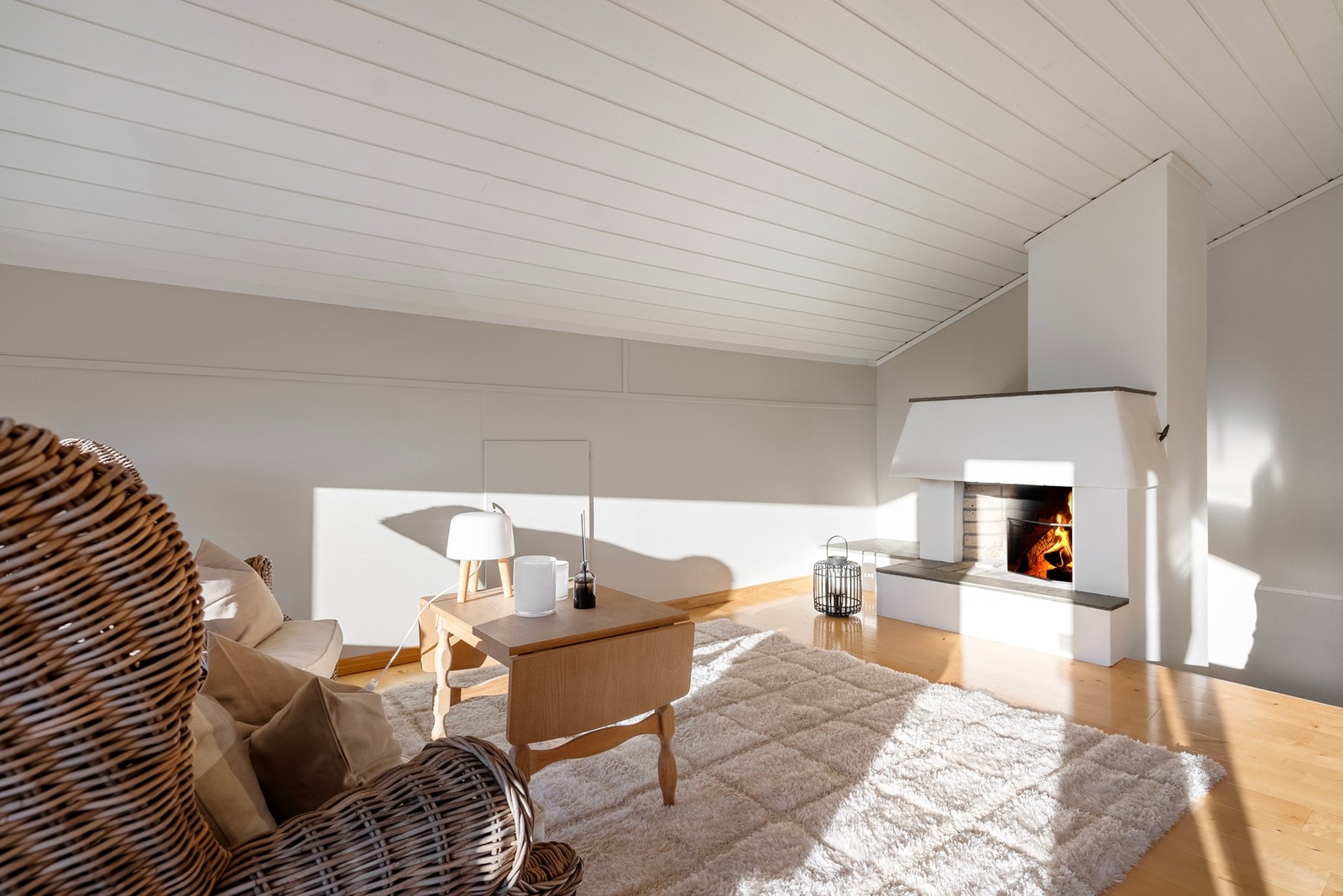 Loftsstuen har god takhøyde og flott naturlig lysinnslipp. Peisen gir ekstra varme og hygge - et innbydende rom for ro og avslapning. Galleribilde