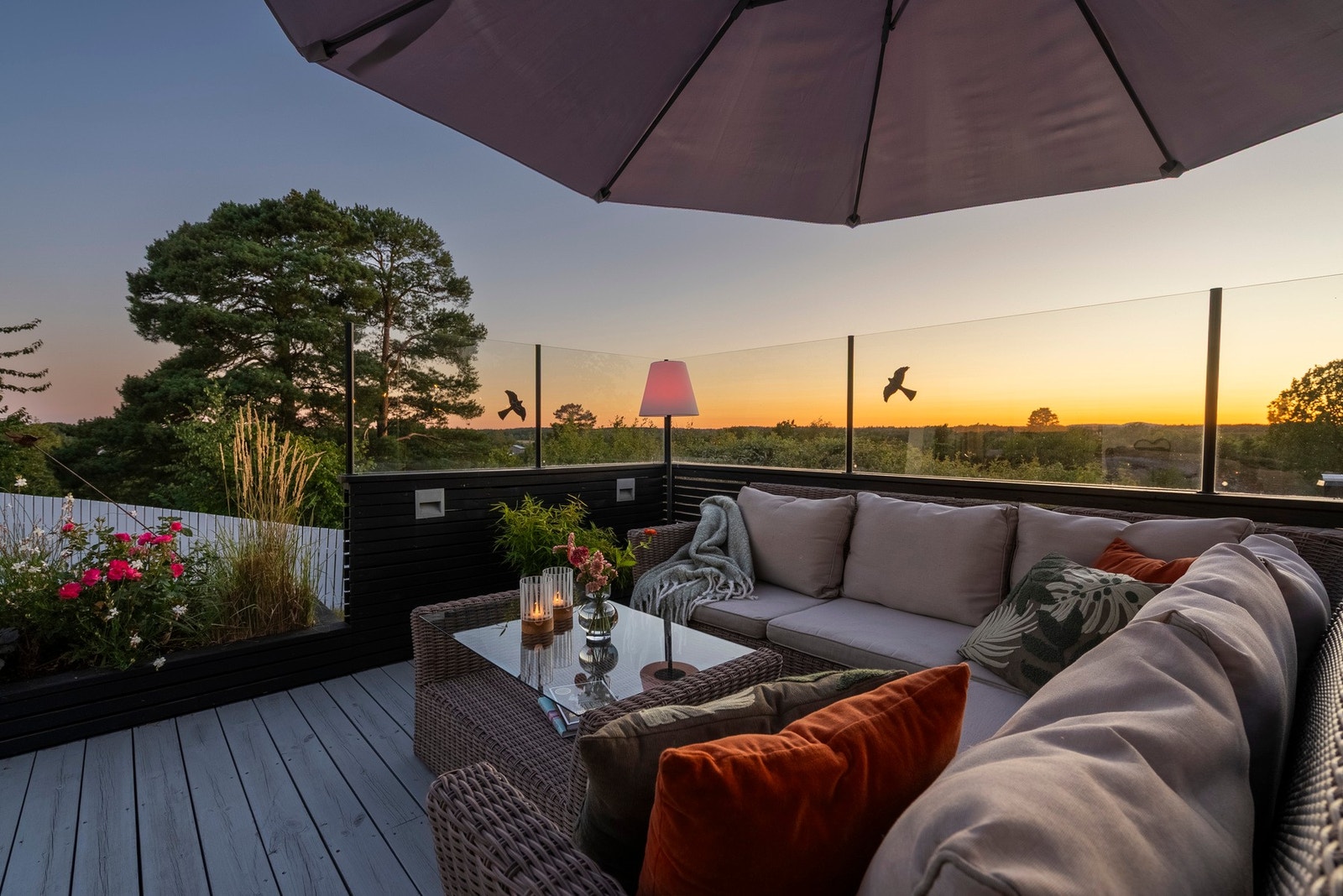 Vestvendt terrasse med nydelig utsyn og kveldssol - en fredelig oase rett utenfor døren. Galleribilde