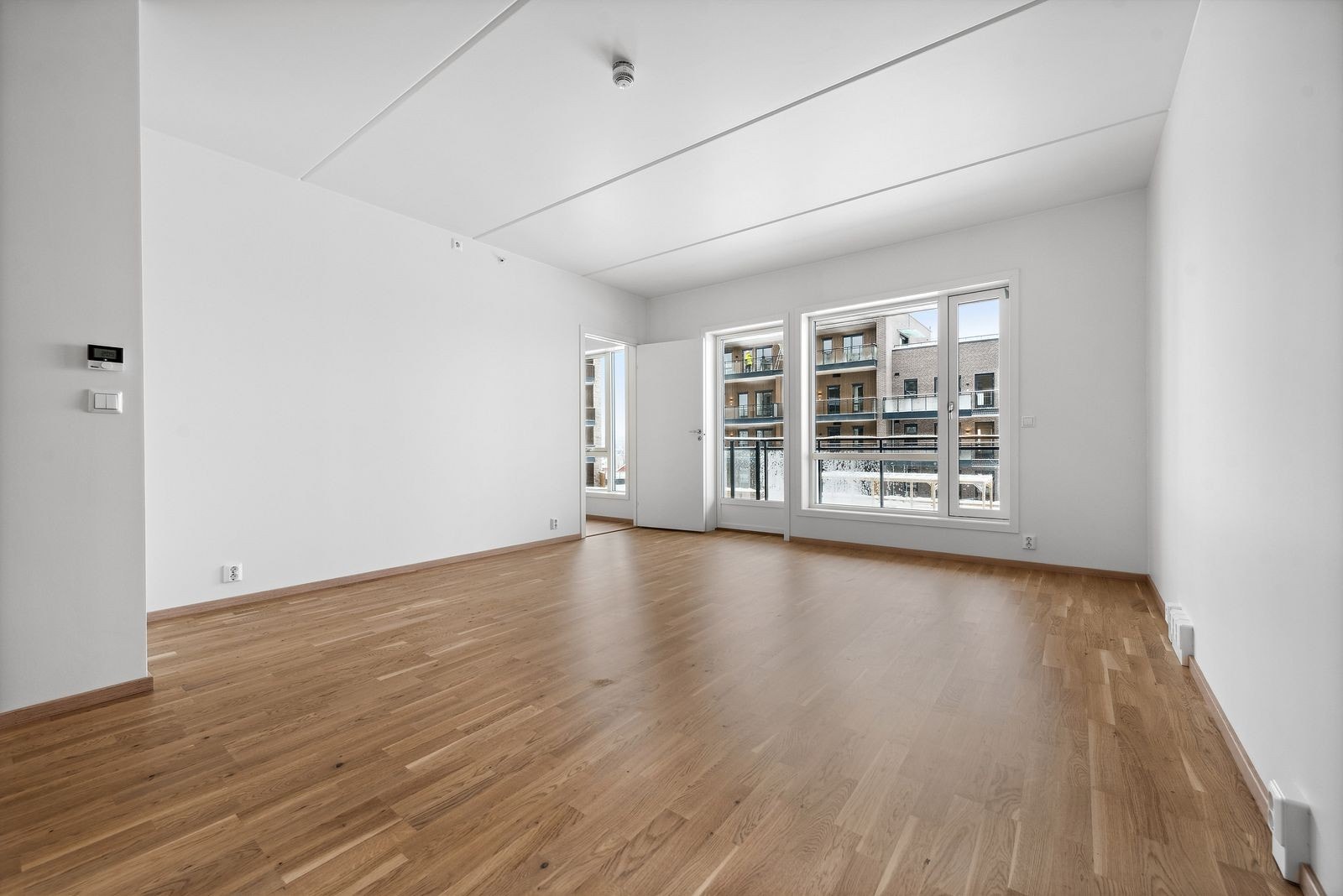 Utgang til meget romslig balkong fra stua.Varme i gulvet i alle rom. Galleribilde