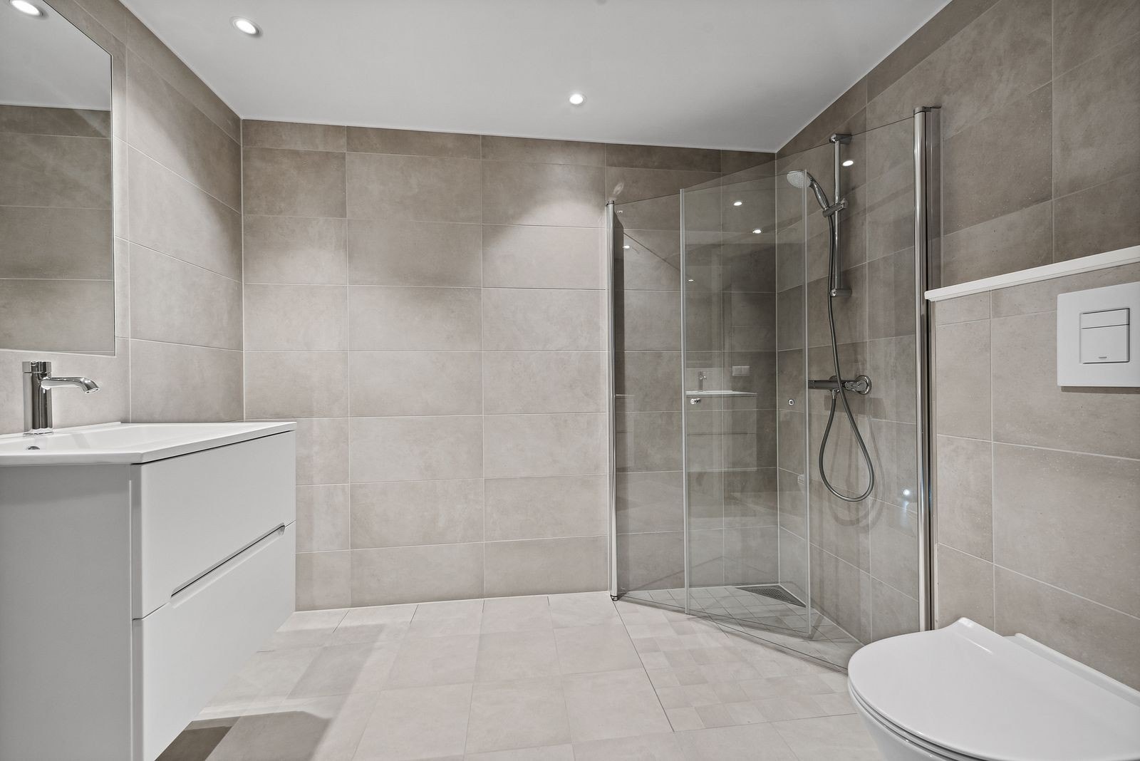 Romslig bad med opplegg for vaskesøyle. Galleribilde