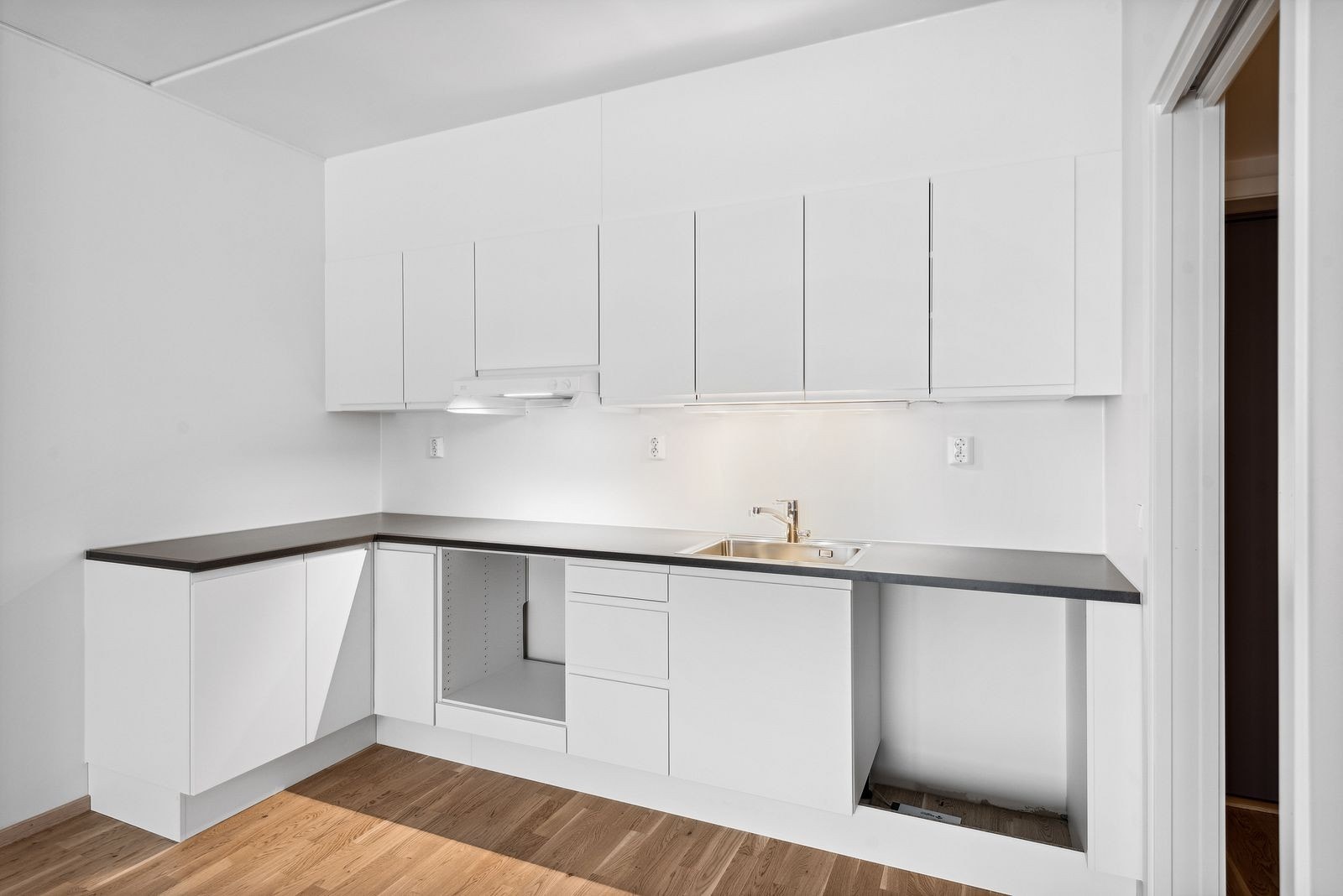 Det er satt inn oppvaskmaskin, komfyr, koketopp og kombiskap på kjøkkenet. Galleribilde