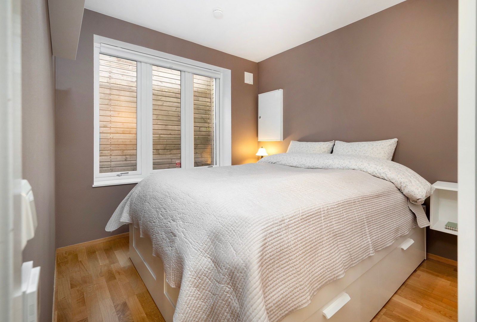 Lunt og fint soverom med skyvedørsgarderobe. Galleribilde