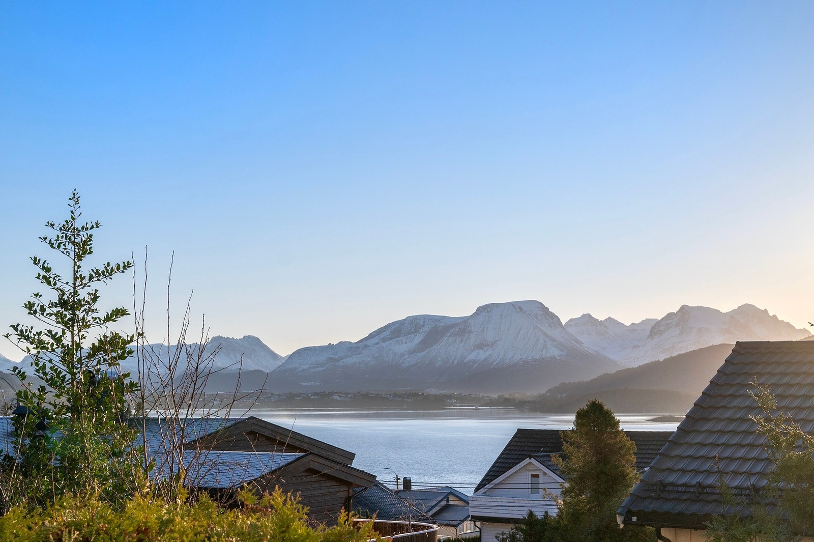 Skjermet og nydelig uteplass med utsikt og gode solforhold. Galleribilde