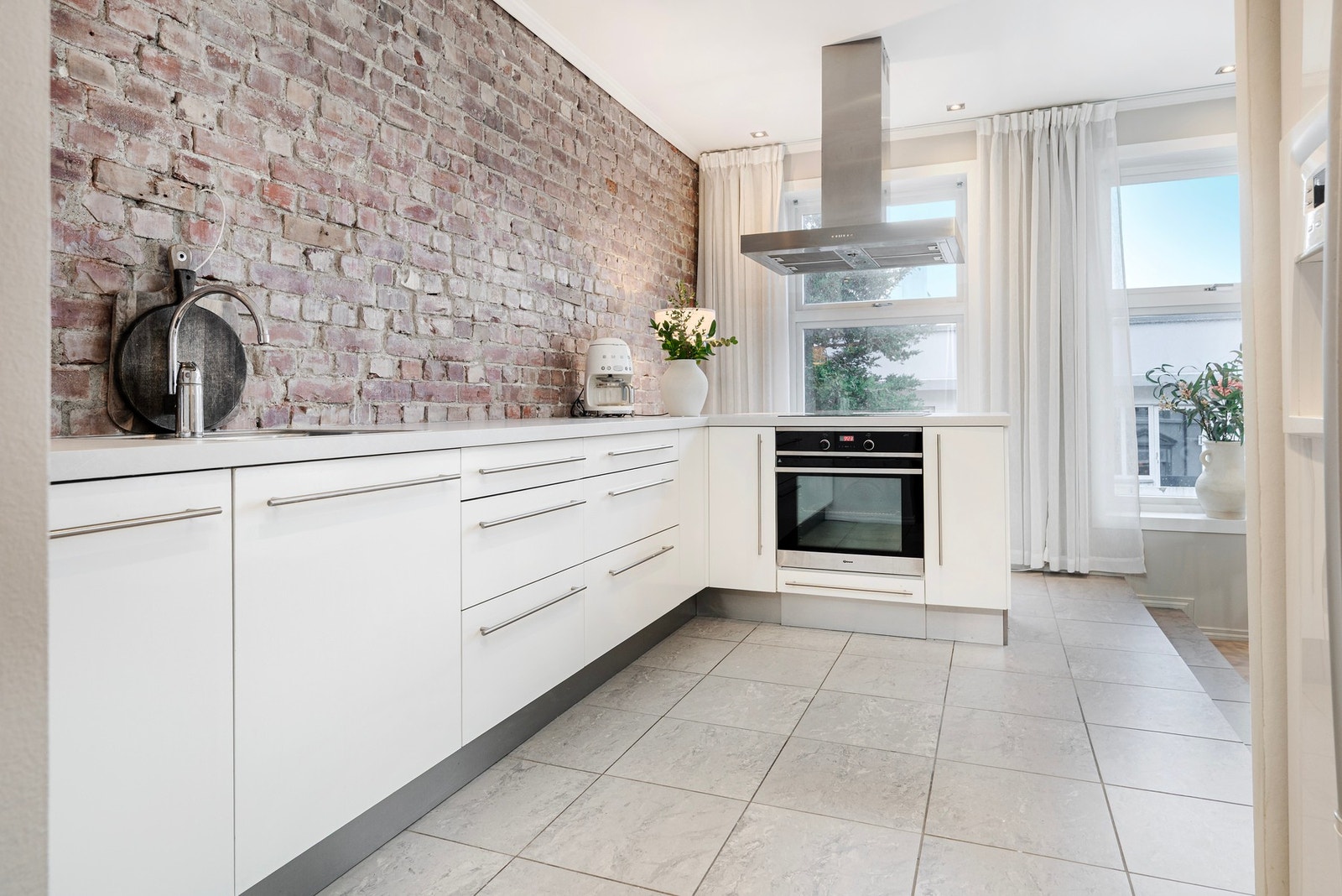 I 2024 ble det byttet benkeplate og murveggen ble behandlet - komfyr ny i 2022. Galleribilde