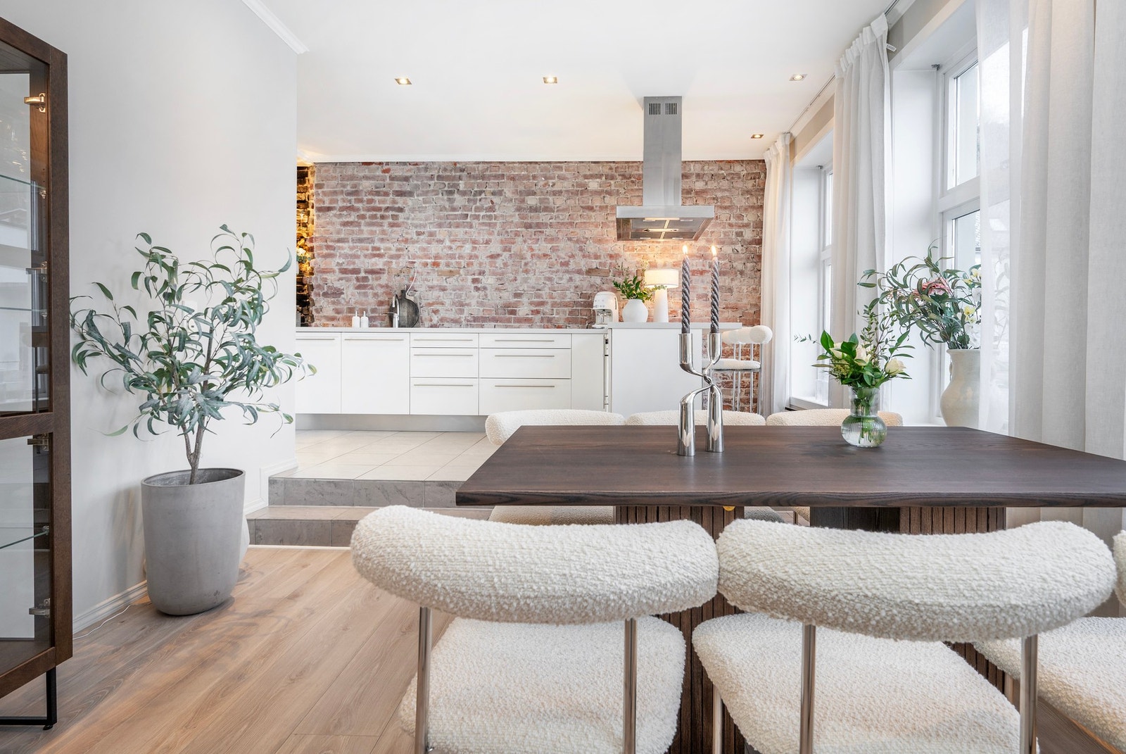 Det er plass til spisestue i tilknytning til kjøkken - perfekt for sosiale sammenkomster. Galleribilde