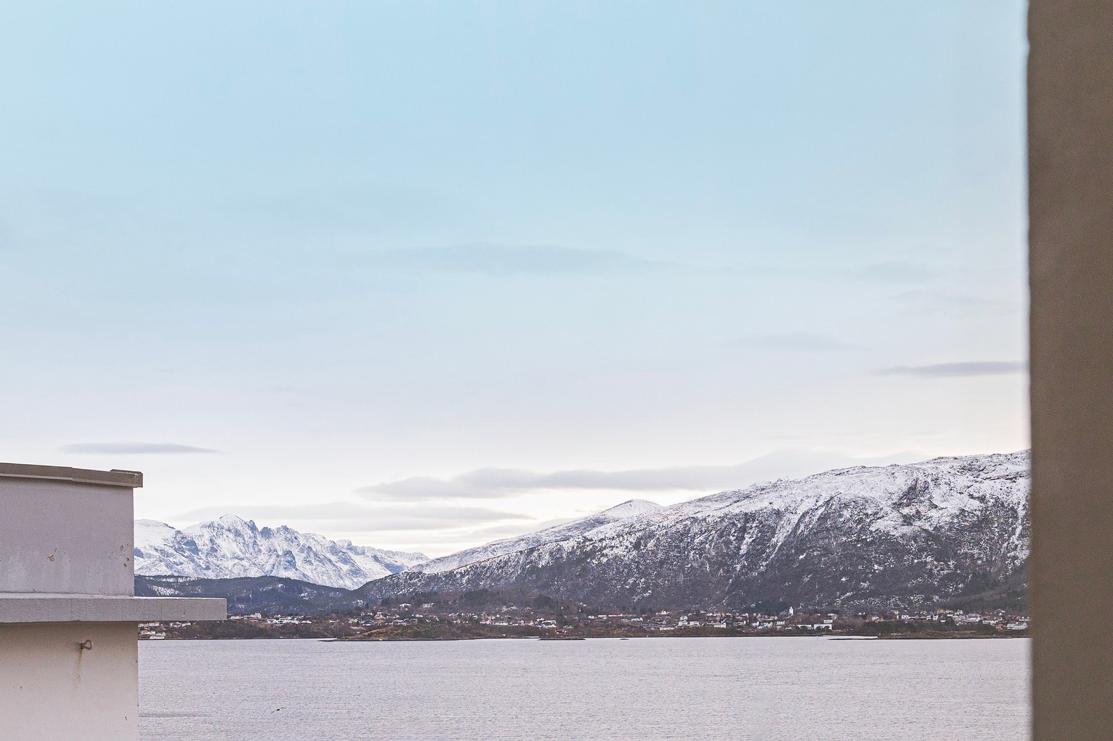 Flott utsikt mot Borgundfjorden fra stue. Galleribilde