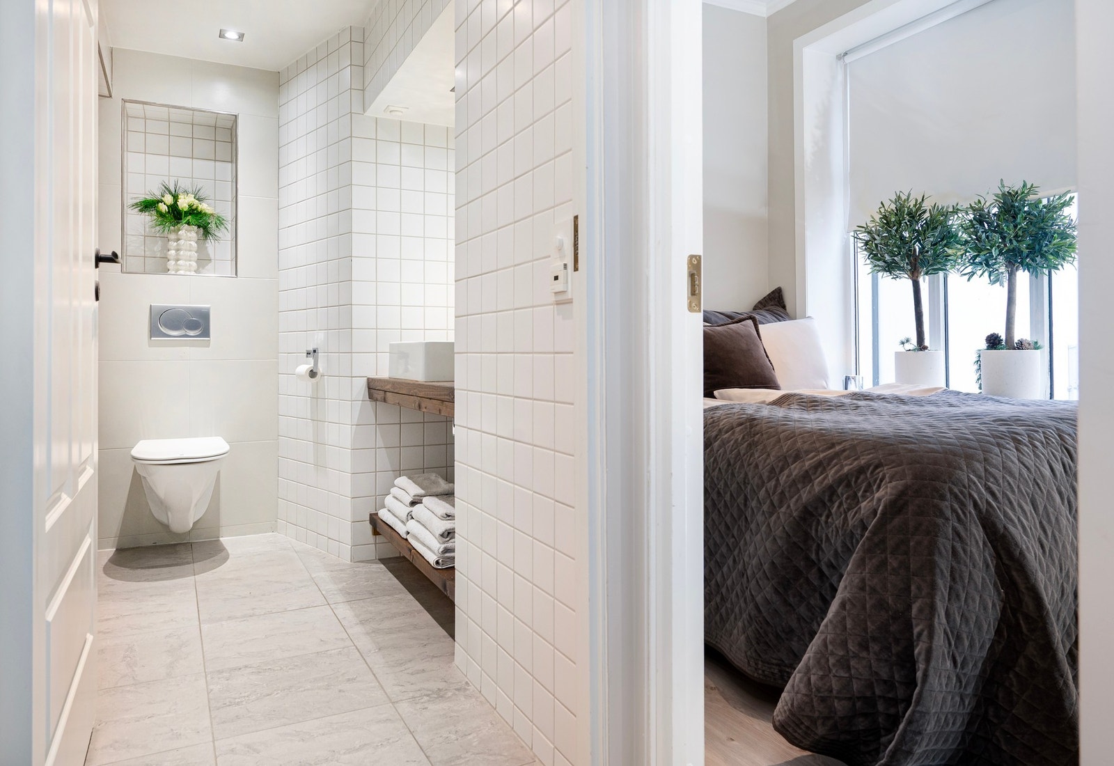 Bad/soverom sett fra gang. Galleribilde