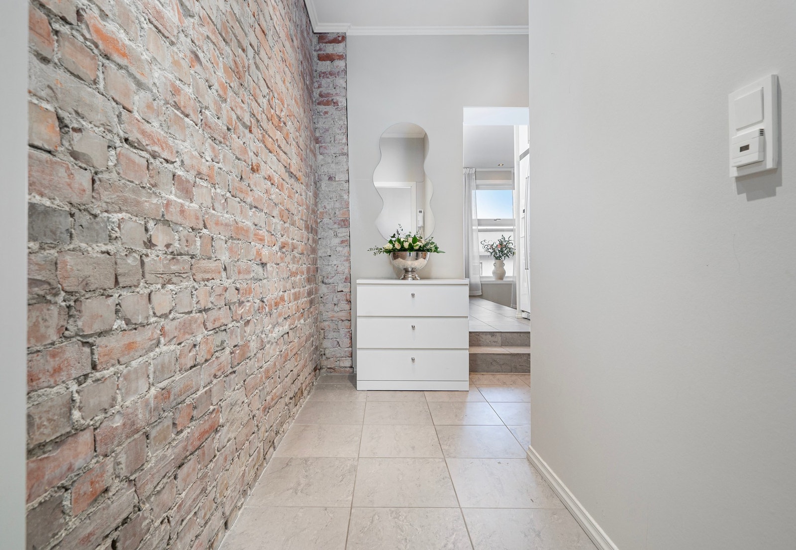 Entré med varmekabler - legg merke til den sjarmerende mursteinsveggen. Galleribilde