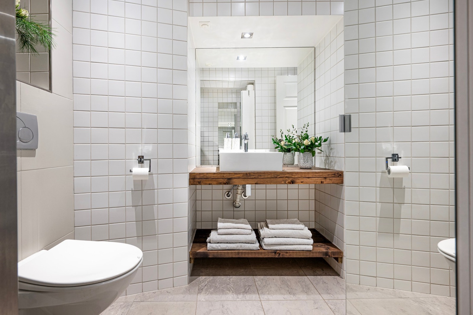 Helfliset baderom fra 2006. Speil fra 2024 og overflatebehandlet benkeplate. Galleribilde