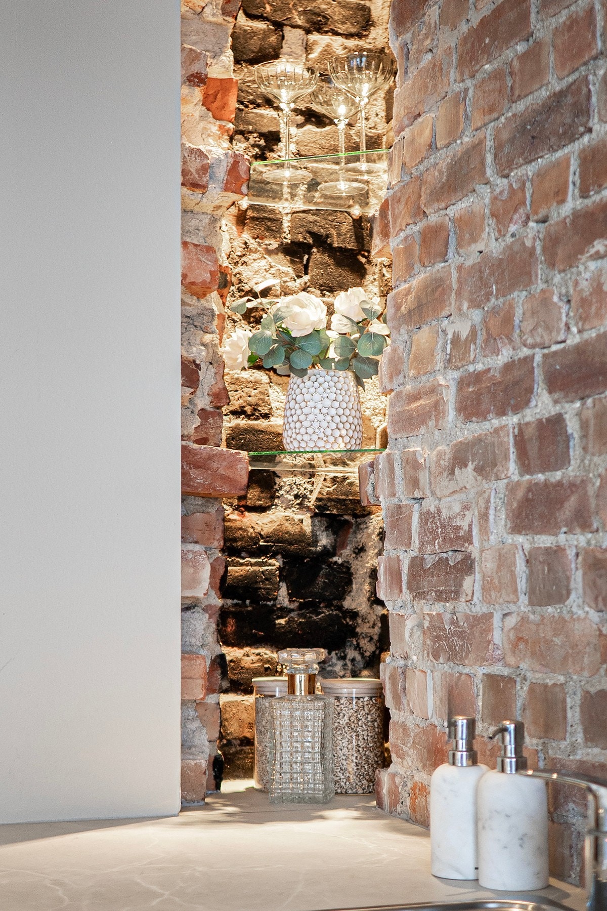 Stilig hjørnehylle! Legg merke til den sjarmerende mursteinsveggen. Galleribilde