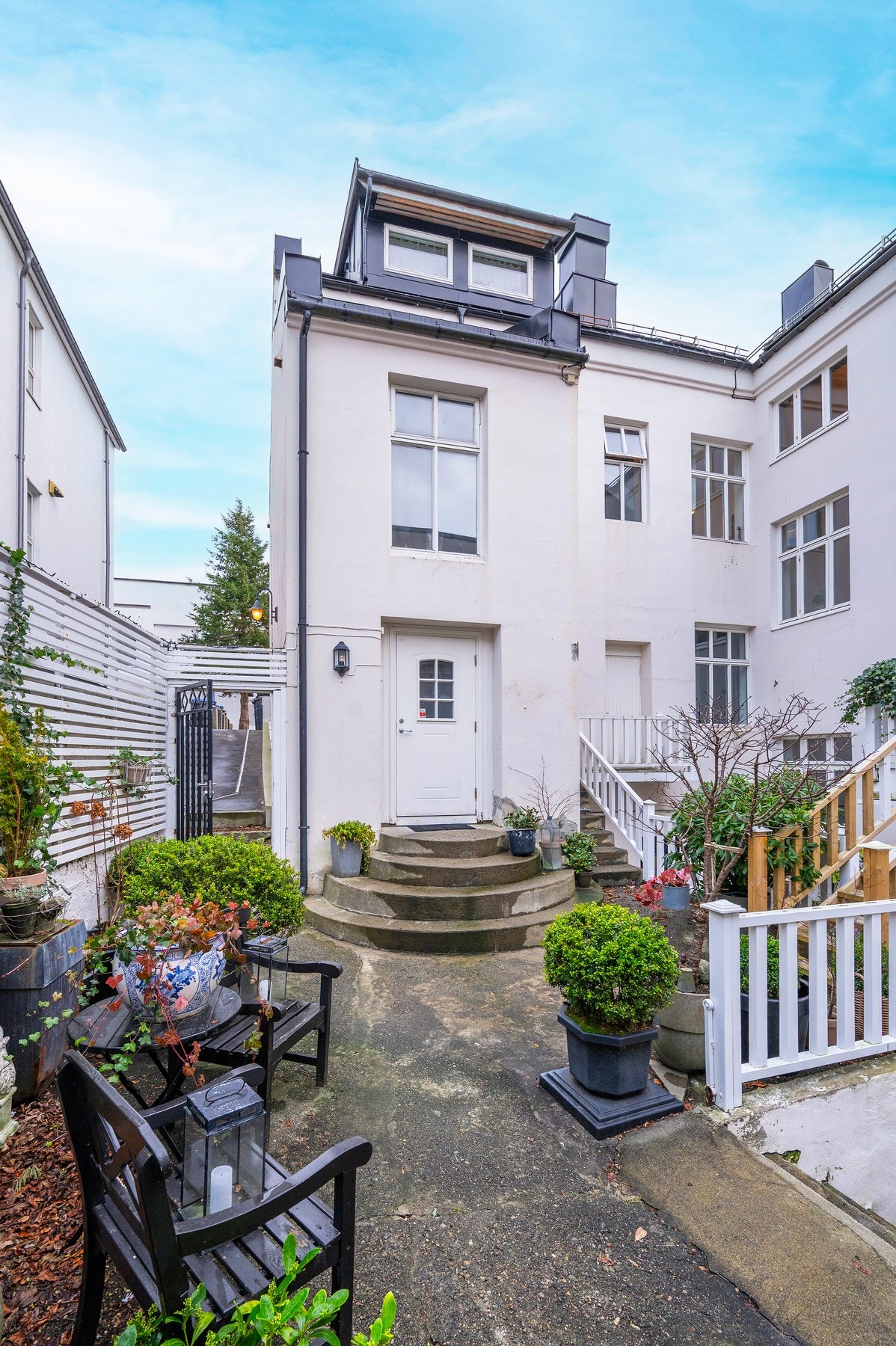 Svært trivelig bakgård. Det disponeres en bod i enkelt bodbygg. Galleribilde