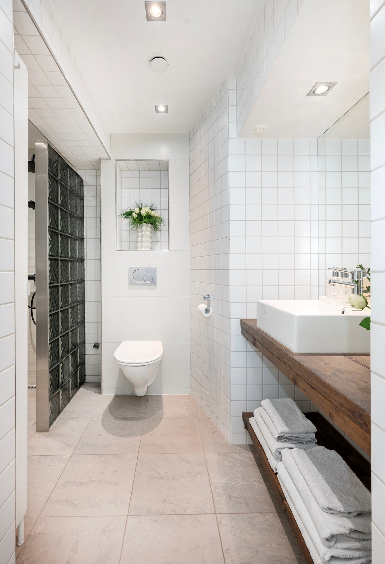 Plassbygd benk og god plass til oppbevaring. Galleribilde