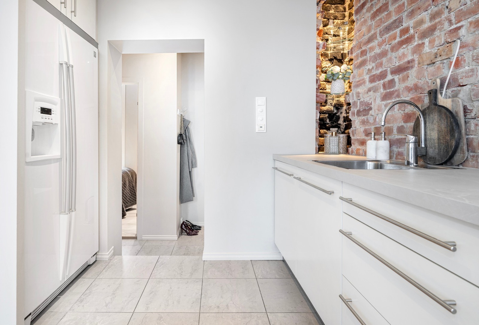 Side-by-side kjøleskap med isbitmaskin medfølger i handelen. Galleribilde