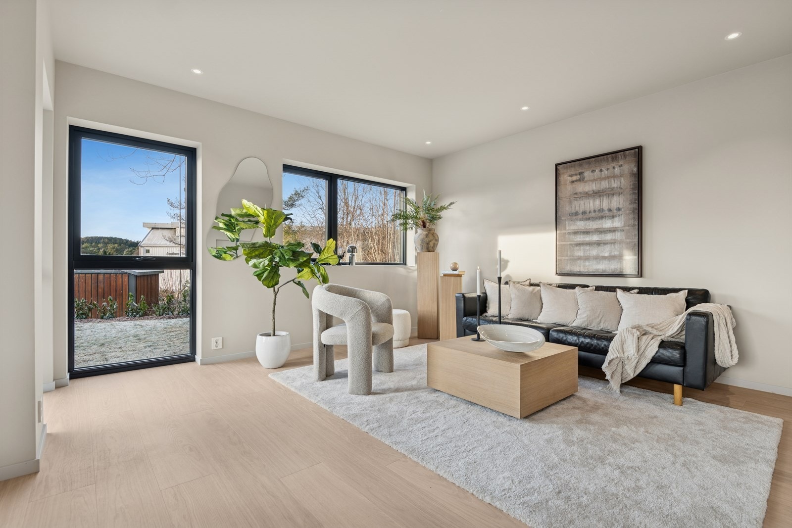 Boligens første etasje byr på en elegant, åpen stue/kjøkken-løsning som gir god romfølelse og fungerer som hjemmets sosiale hjerte. Galleribilde