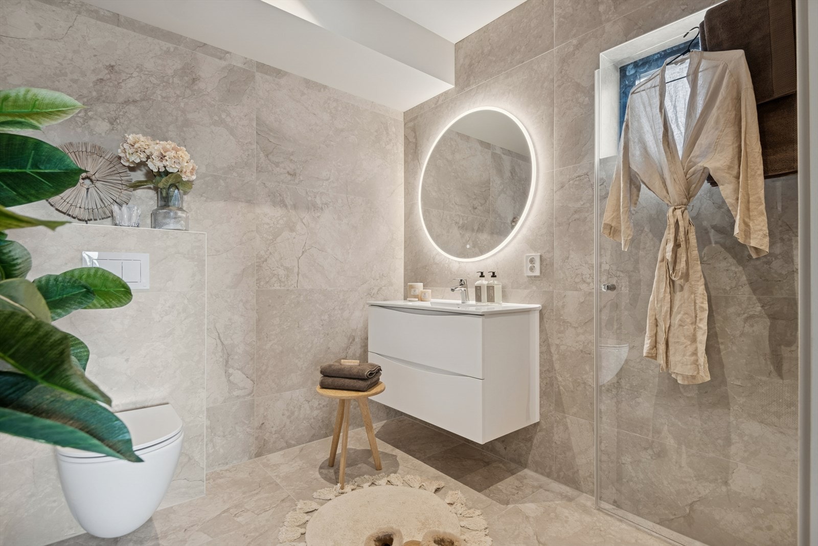 Lekkert bad i andre etasje, utstyrt med speil med lys, vegghengt servant og vegghengt toalett. Galleribilde