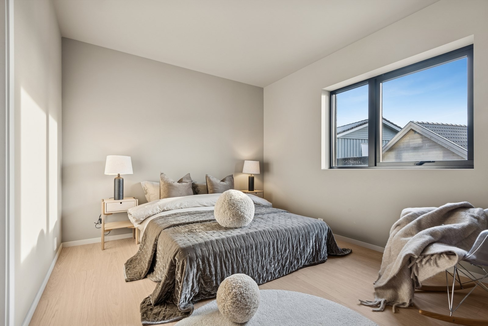 Romslig soverom i første etasje med plass til stor seng og en funksjonell garderobeløsning. Galleribilde