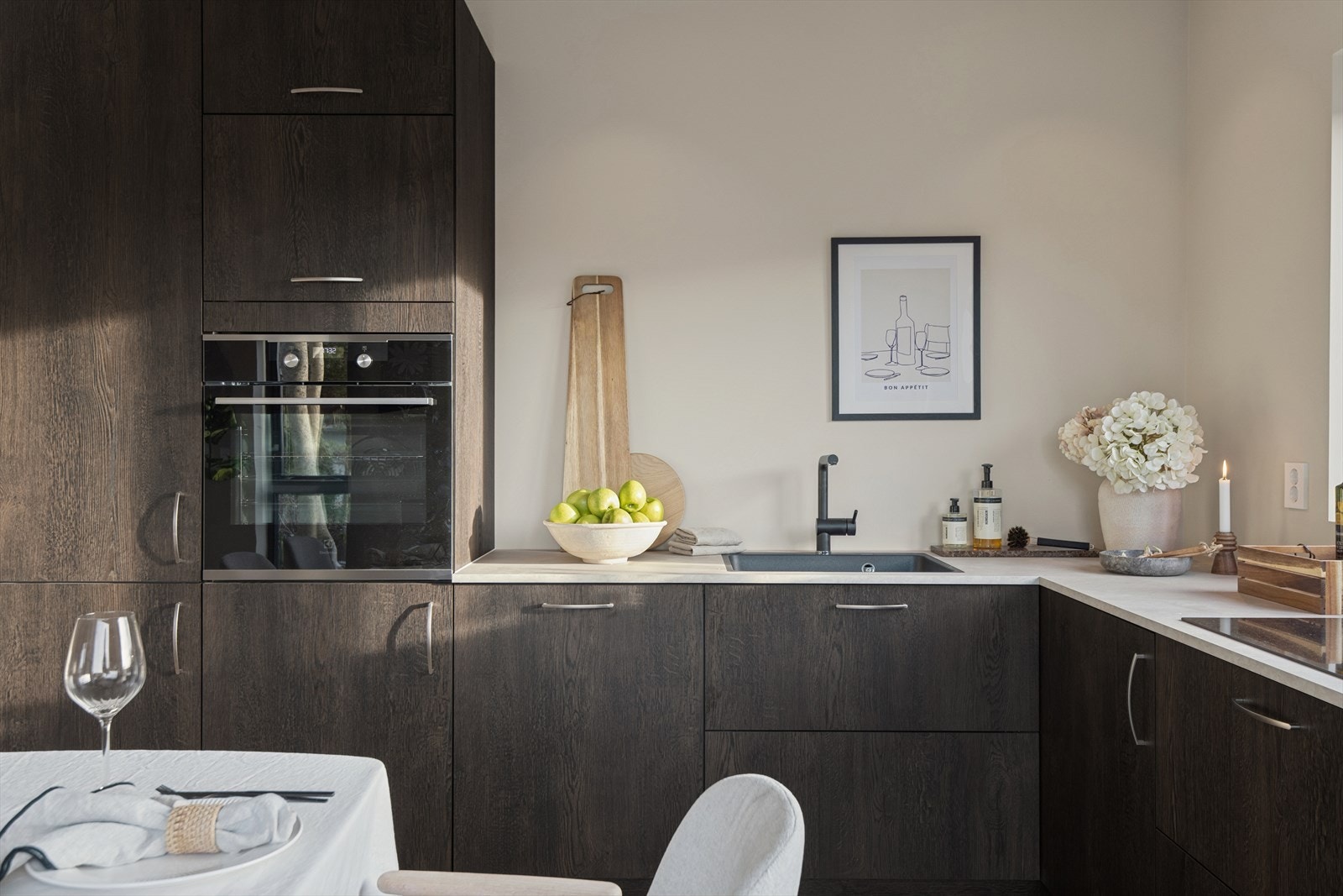 Kvalitetskjøkken fra Aubo med elegante, mørke fronter som kombinerer design og funksjonalitet. Hvitevarer medfølger. Galleribilde