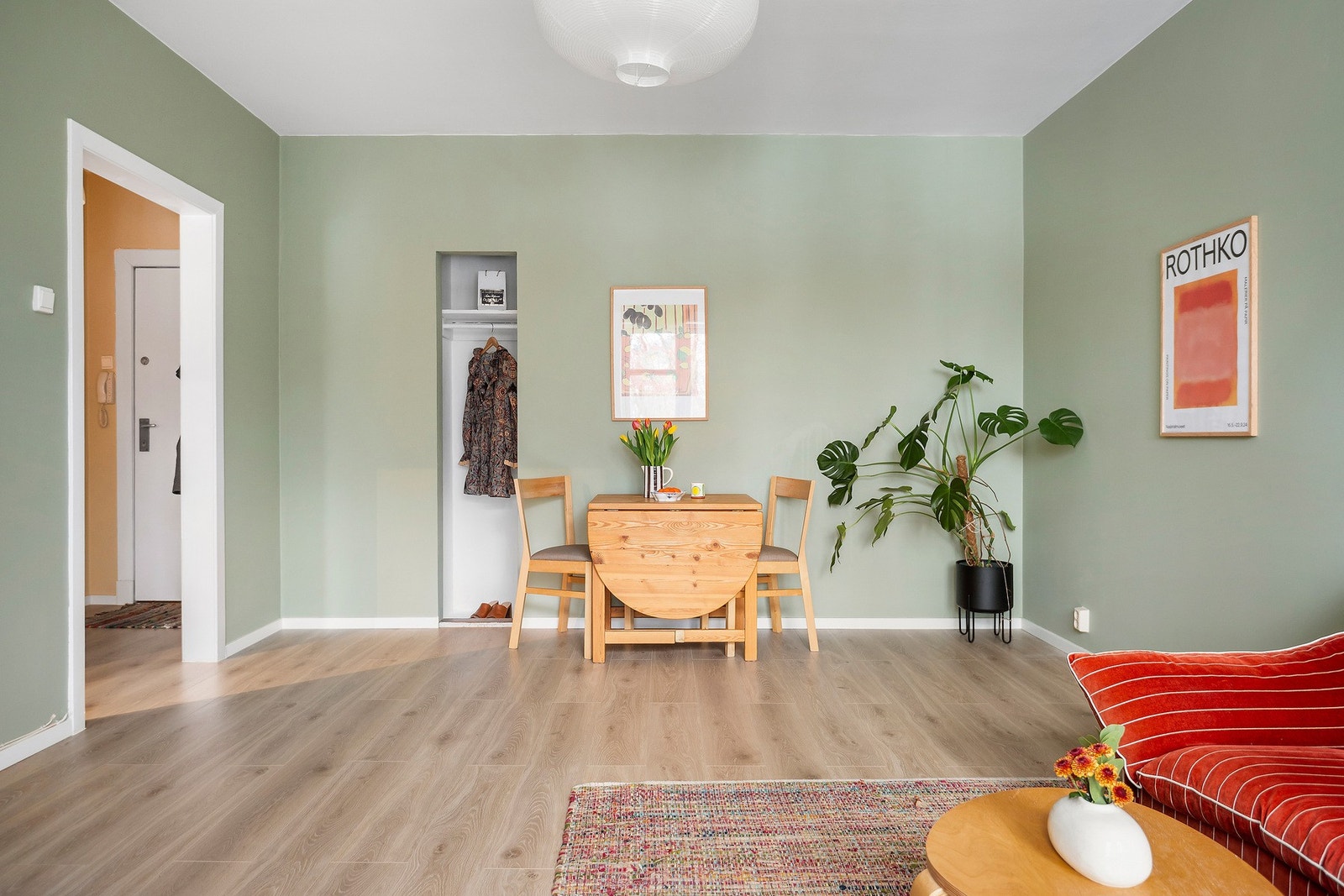 Romsllig stue med god plass spisebord og sofagruppe Galleribilde