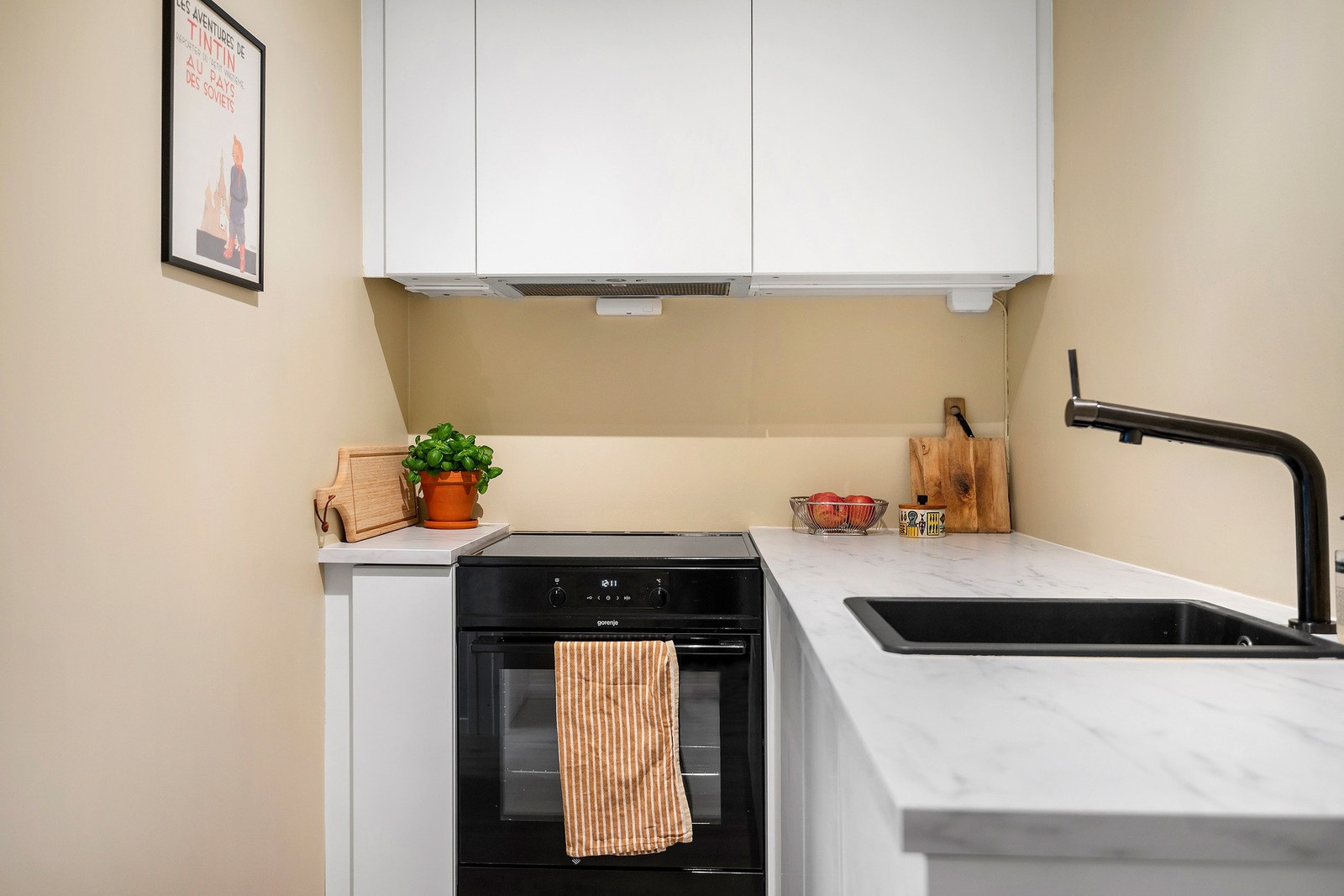 Kjøkken med stilren innredning montert i 2022 Galleribilde